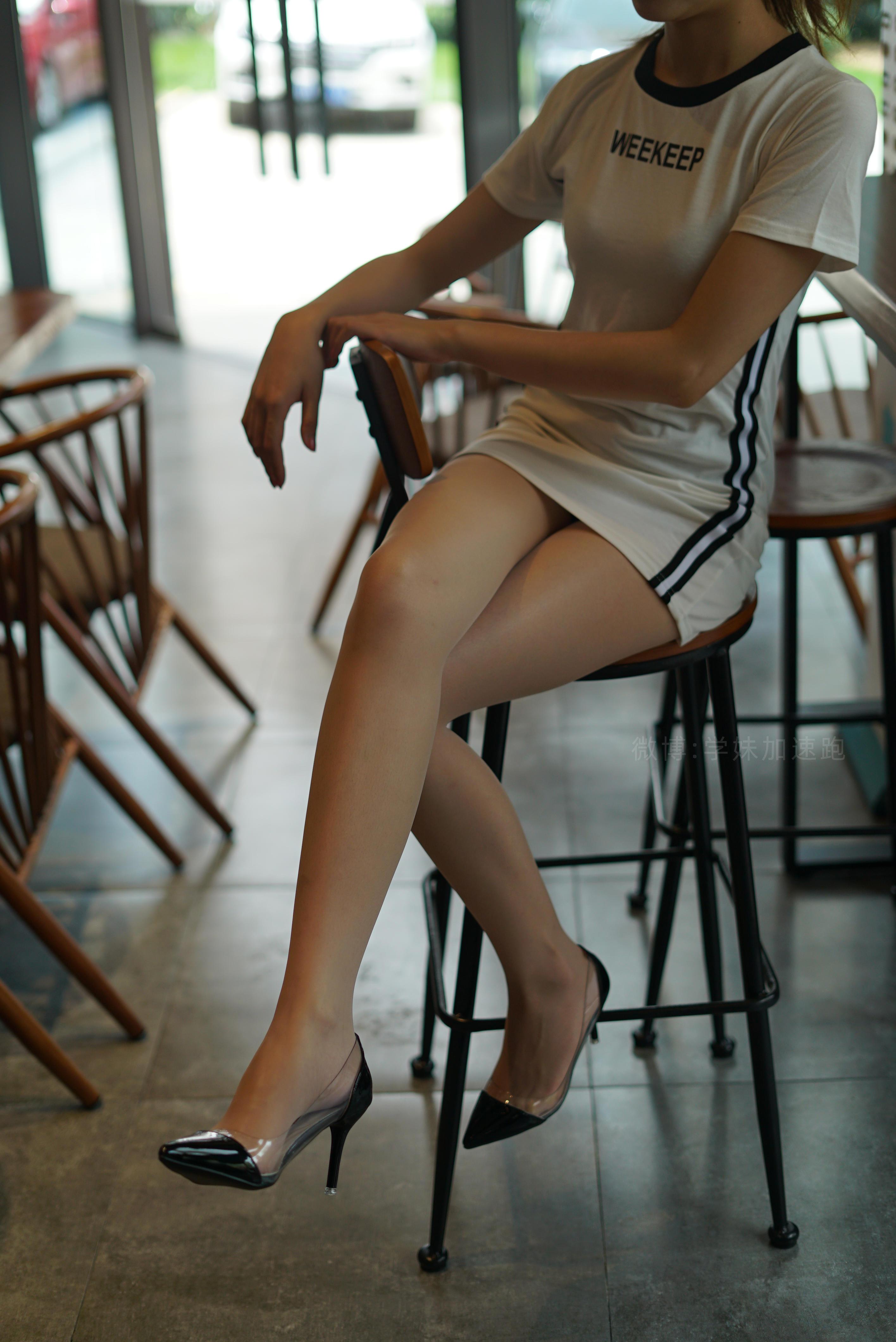 [学妹加速跑]XM051 《很动感的少女-琪琪》 白色连身短袖加肉丝美腿性感私房写真集,