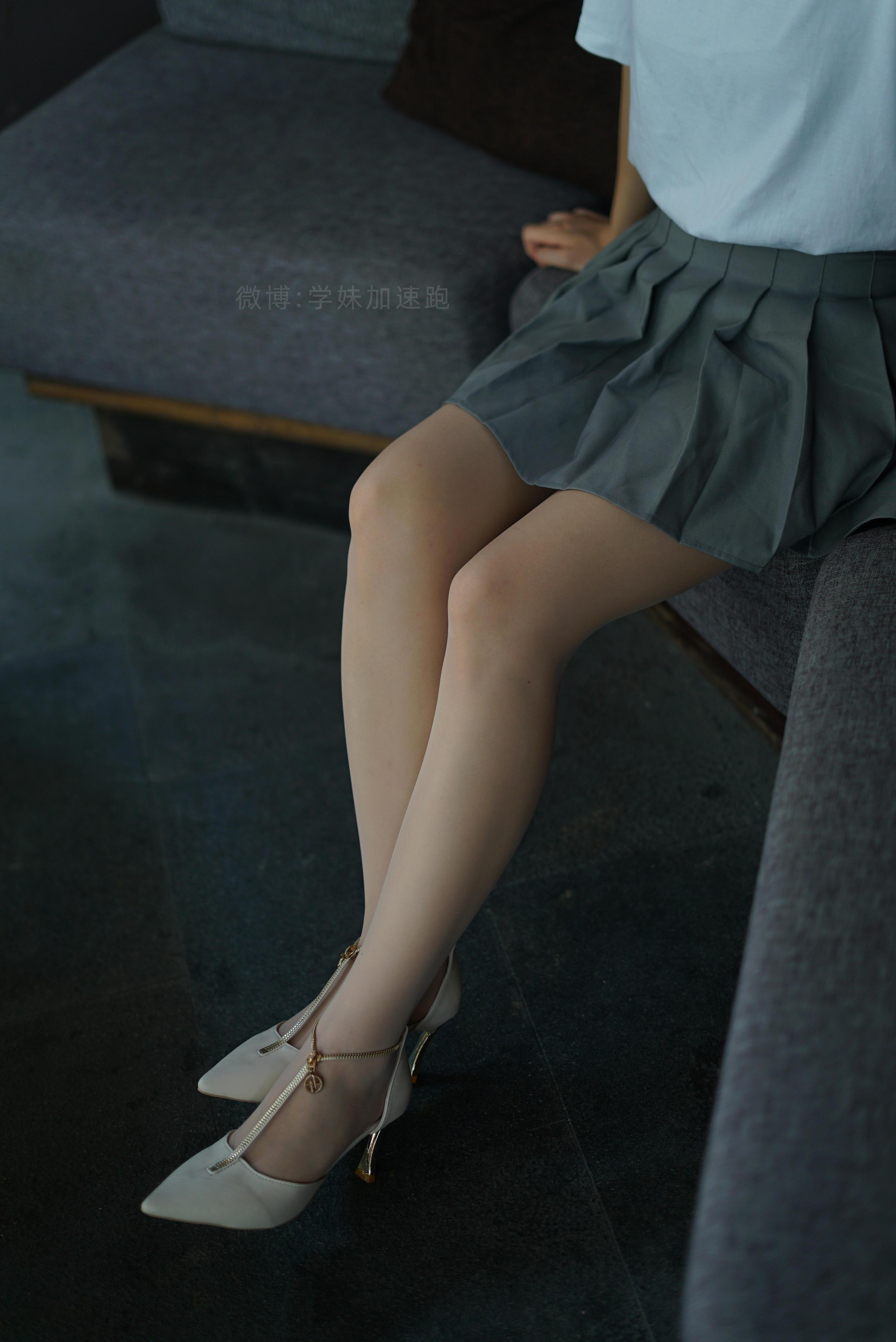 [学妹加速跑]XM053 《灰裙下的丝-玲玲》白色短袖与灰色短裙加肉丝美腿性感私房写真集,