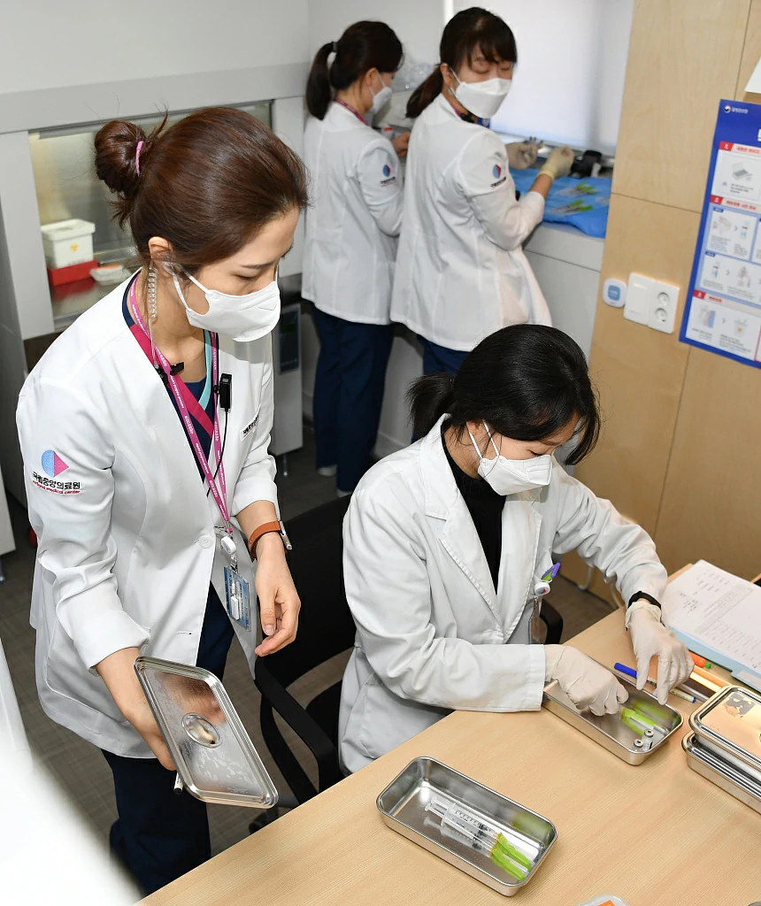 韩国开展新冠疫苗接种