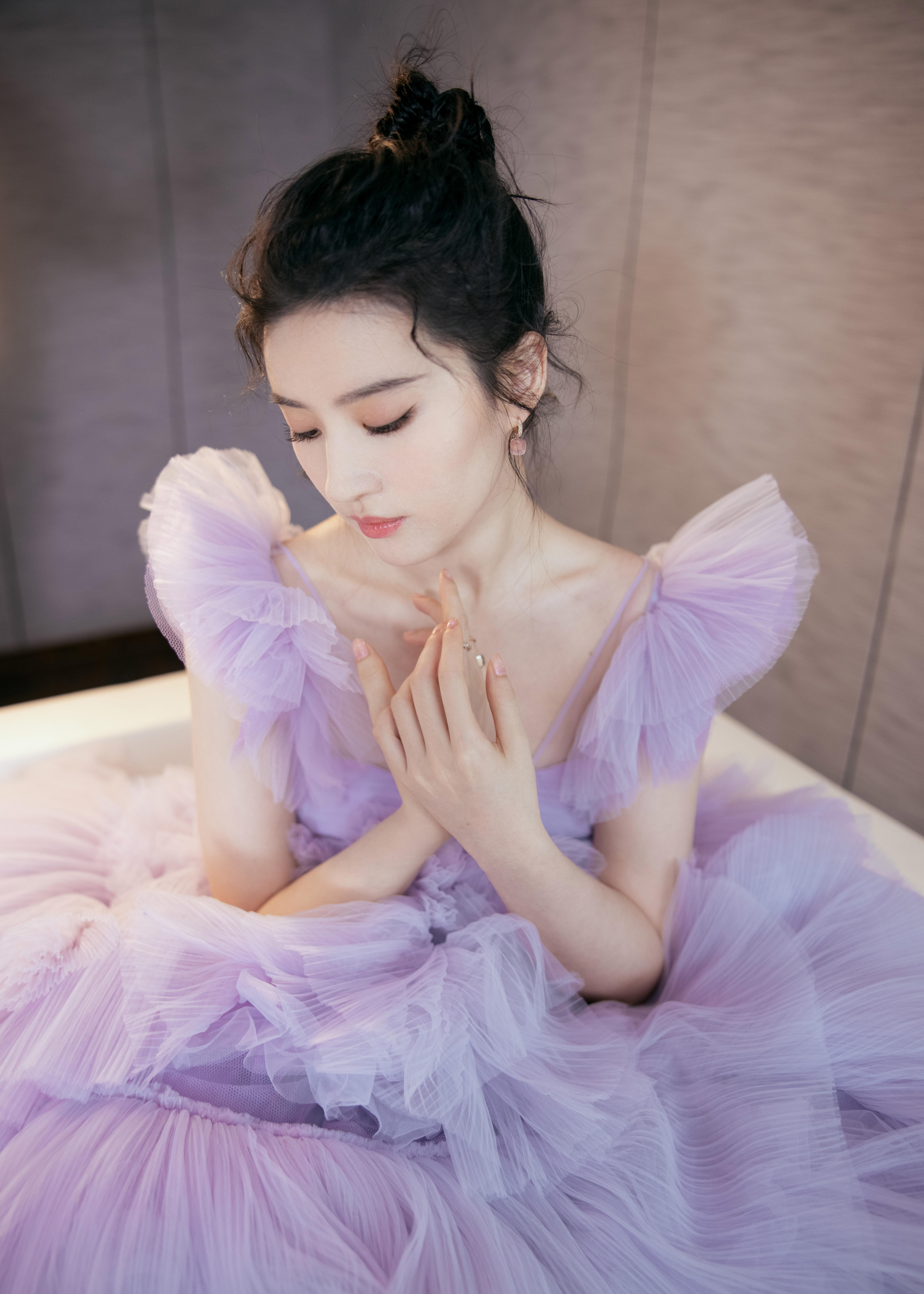 刘亦菲春日紫樱蛋糕裙浪漫文艺 直播镜头下甜美十足状态佳,