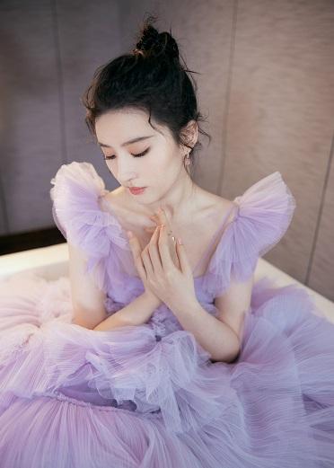 刘亦菲春日紫樱蛋糕裙浪漫文艺 直播镜头下甜美十足状态佳