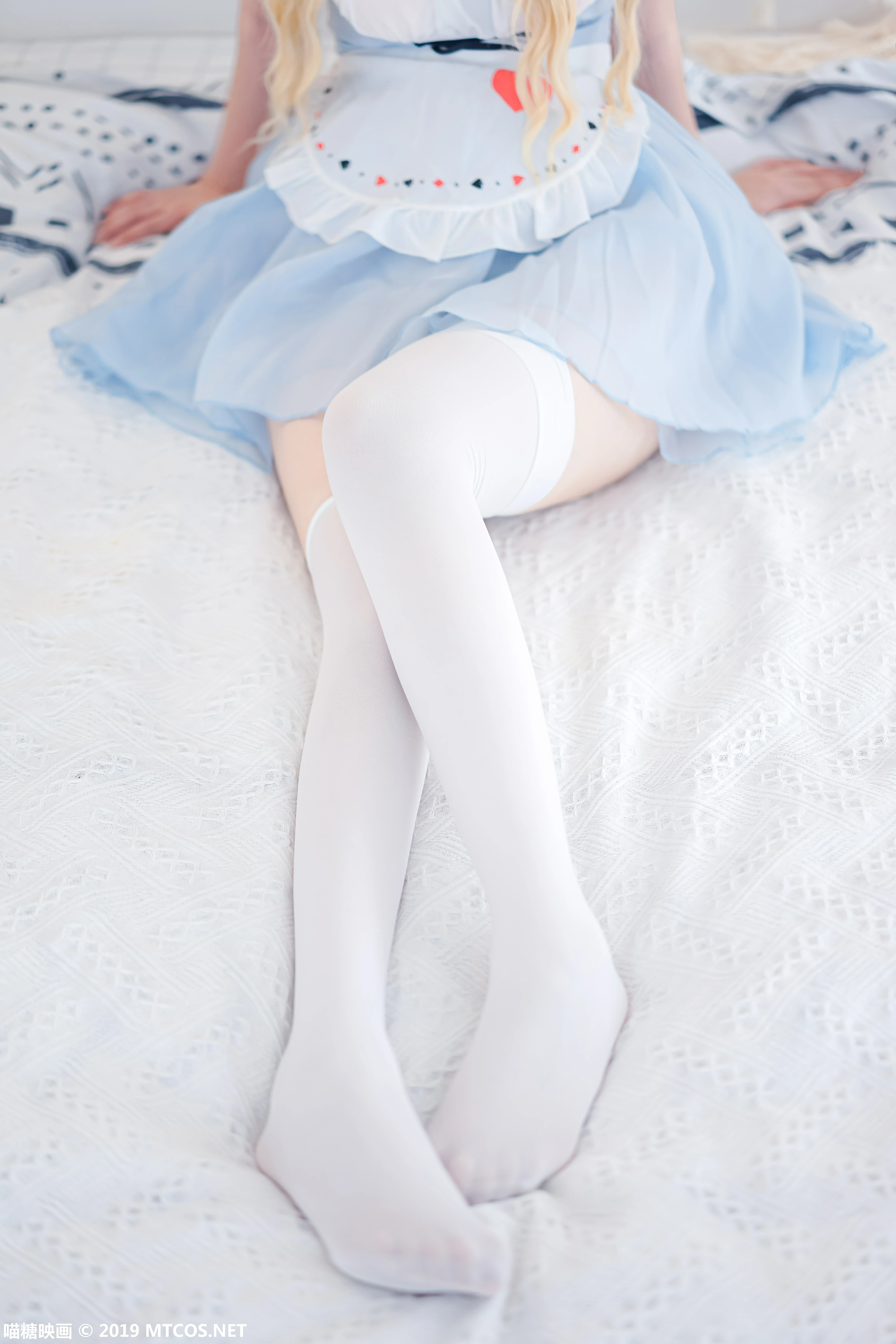 [喵糖映画]VOL.053 蓝色兔子 萝莉嶋葵 透视情趣制服裙加白色丝袜美腿性感私房写真集,