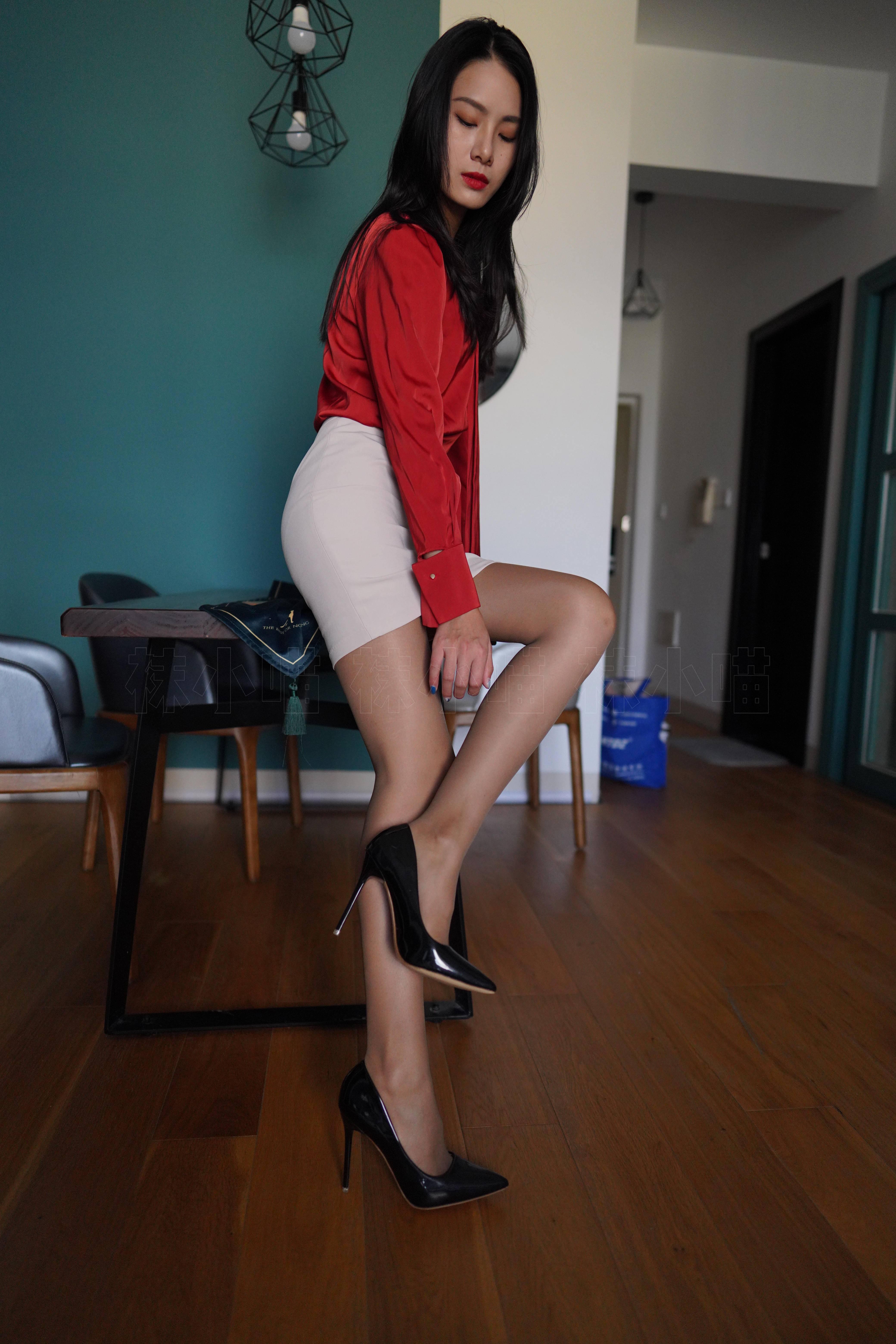 [壹吻映画]YW001 《红色衬衫-红红》白色短裙加肉丝美腿性感私房写真集,