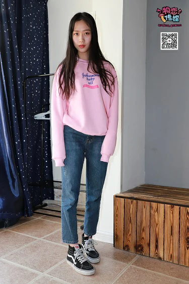 [物恋传媒]NO.001 清纯系大一女生的vans与棉袜 粉色卫衣加紧身牛仔裤私房写真集