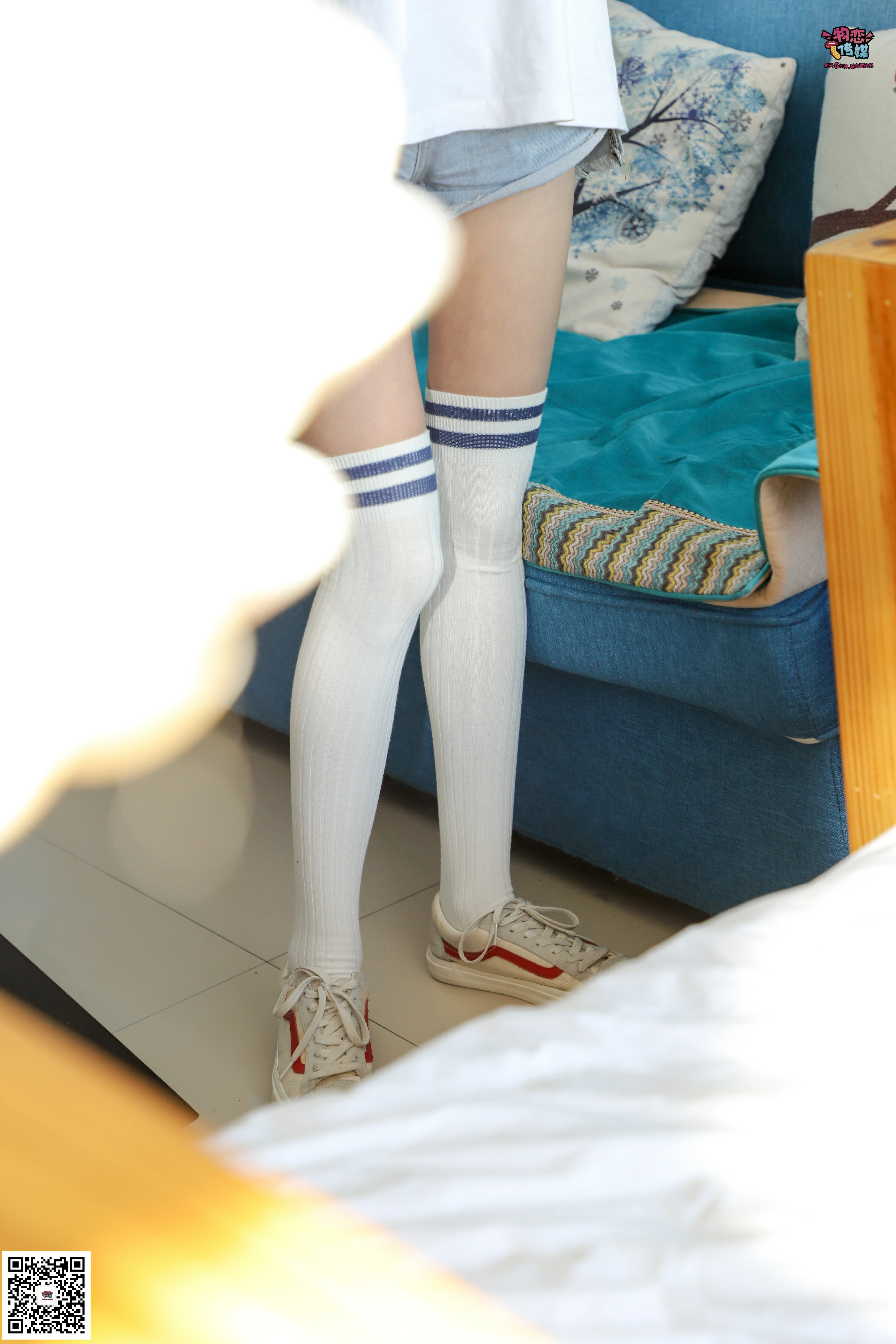 [物恋传媒]NO.002 酷酷的18岁黑丝美腿少女 白色短袖加牛仔热裤性感私房写真集,