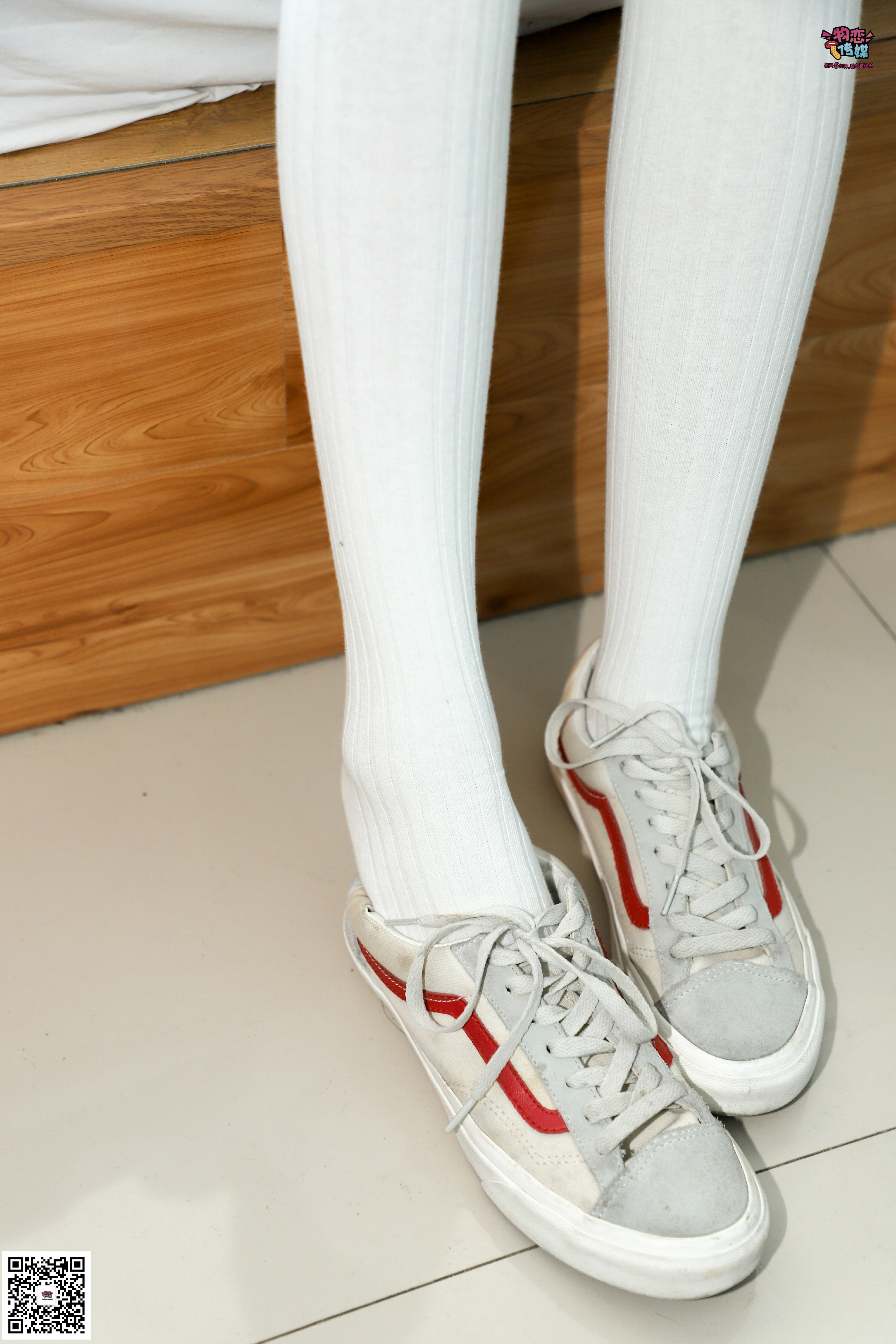 [物恋传媒]NO.002 酷酷的18岁黑丝美腿少女 白色短袖加牛仔热裤性感私房写真集,
