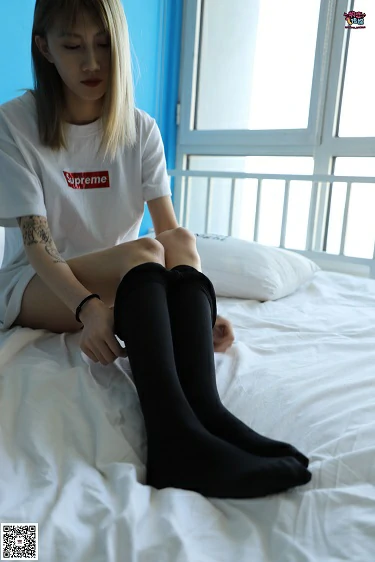 [物恋传媒]NO.002 酷酷的18岁黑丝美腿少女 白色短袖加牛仔热裤性感私房写真集