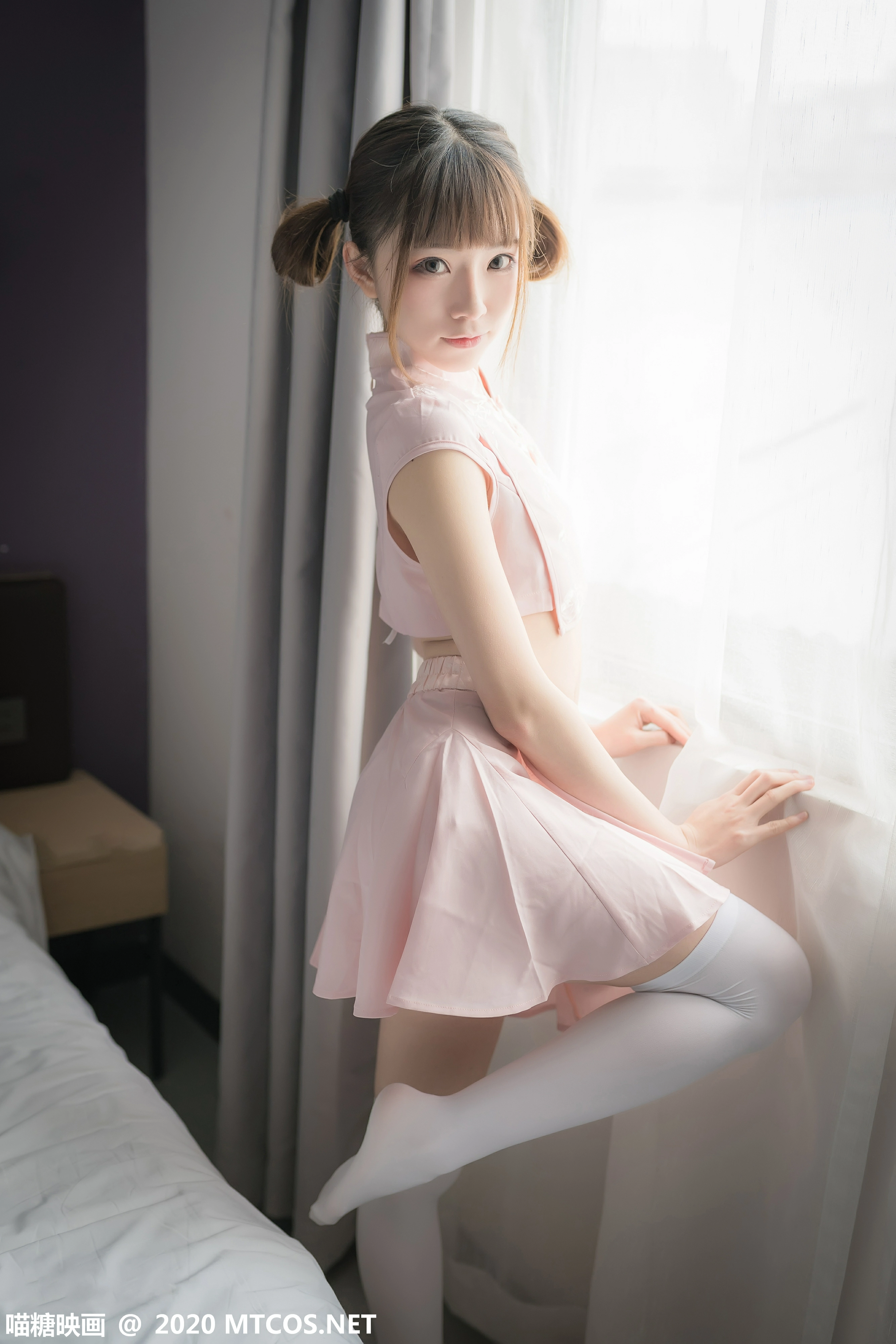 [喵糖映画]VOL.188 清纯萝莉 绮太郎Kitaro 粉色情趣旗袍与短裙加白色丝袜美腿性感私房写真集,