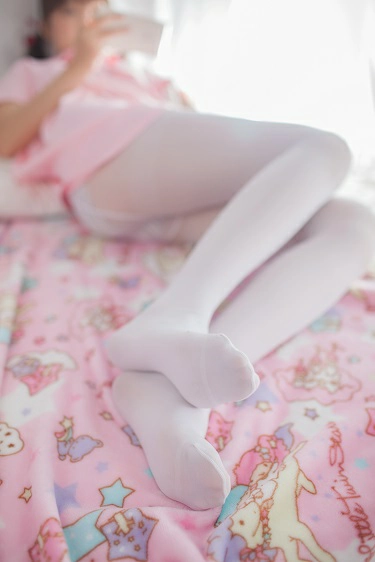 [少女秩序]群内福利02 清纯少女 粉色连身裙加白色丝袜美腿性感私房写真集