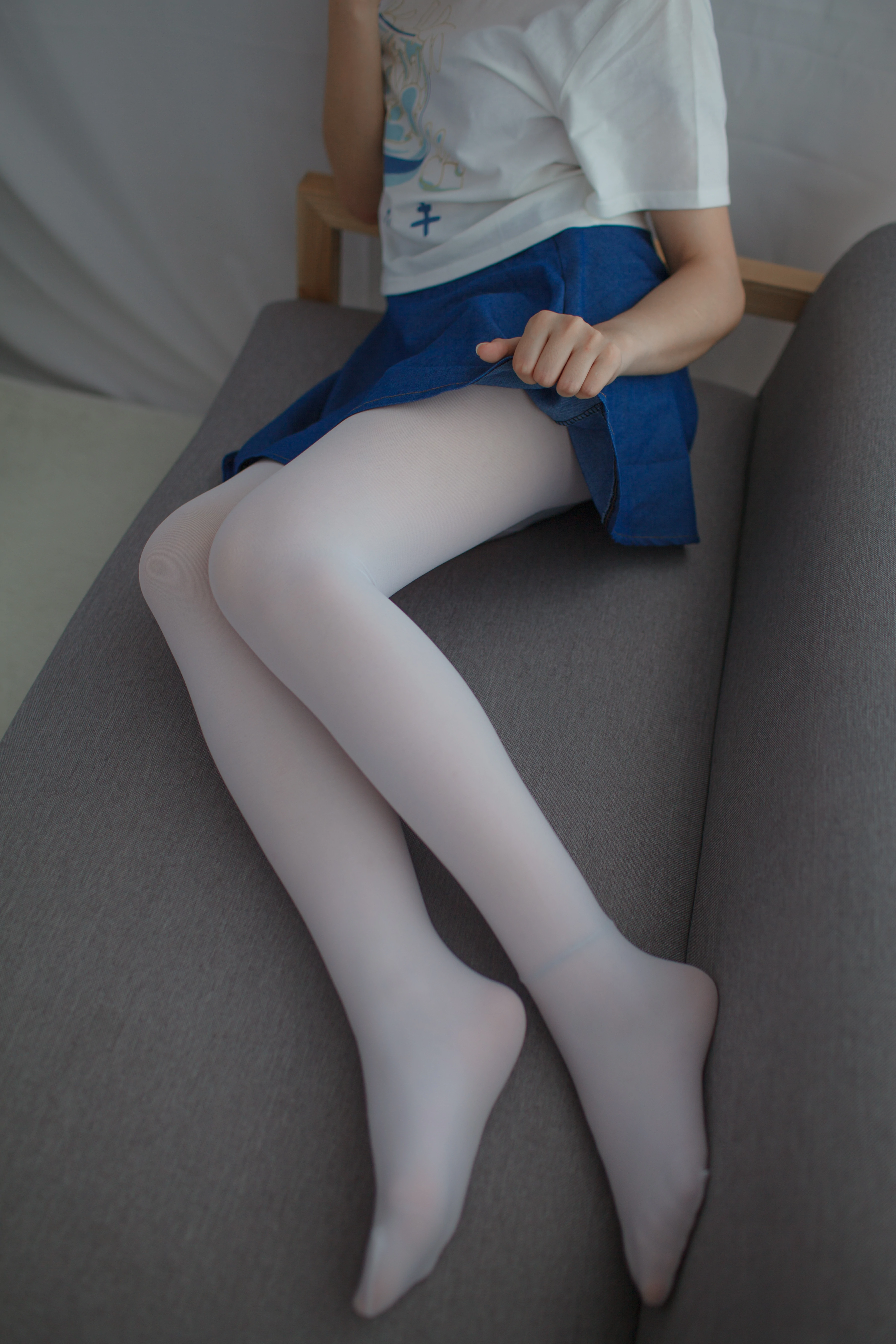 [少女秩序]群内福利03 清纯少女 白色短袖与蓝色短裙加白色丝袜美腿性感私房写真集,