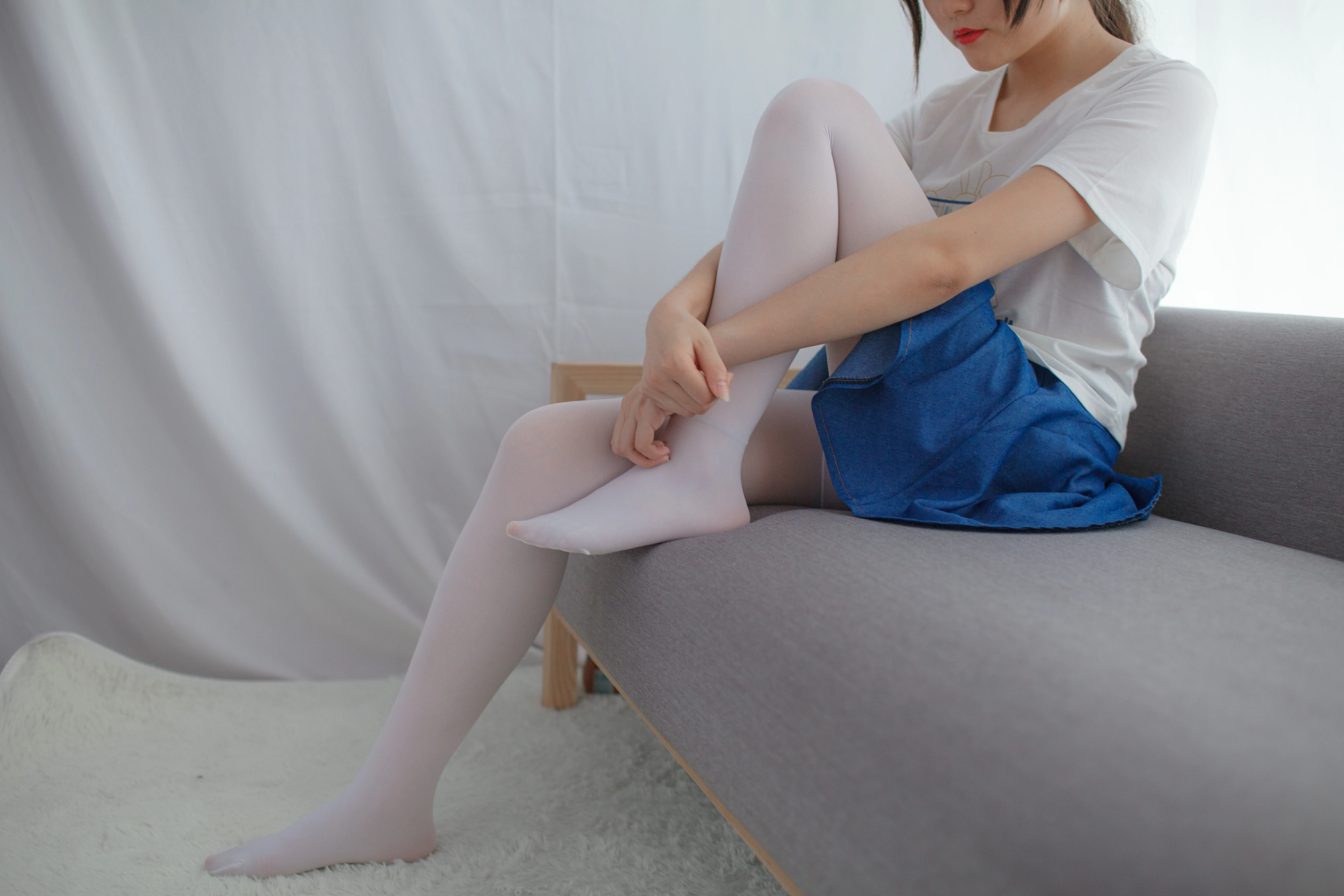 [少女秩序]群内福利03 清纯少女 白色短袖与蓝色短裙加白色丝袜美腿性感私房写真集,