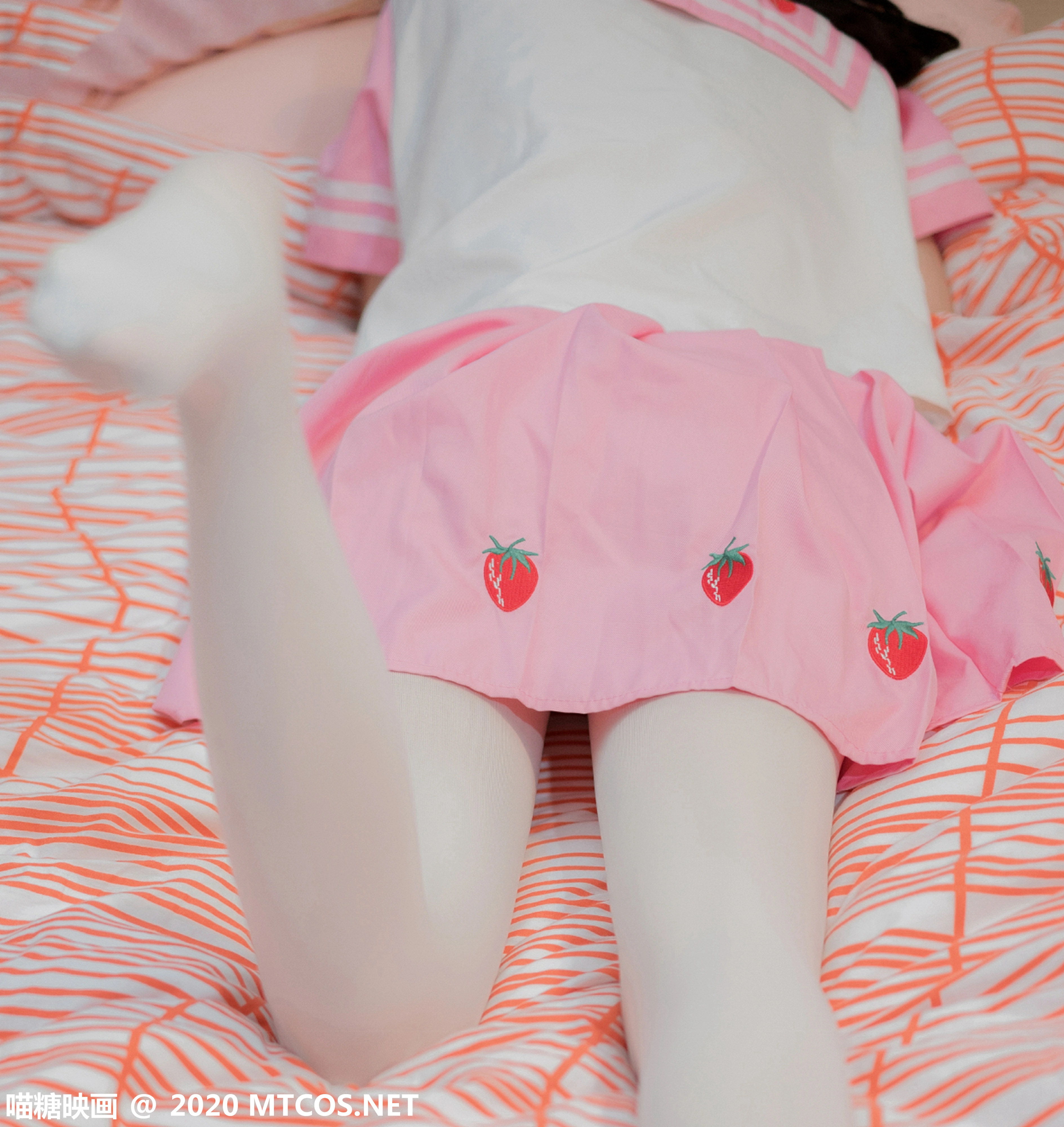 [喵糖映画]VOL.218 大眼清纯小萝莉 草莓美眉 粉色JK制服与短裙加白色丝袜美腿性感私房写真集,