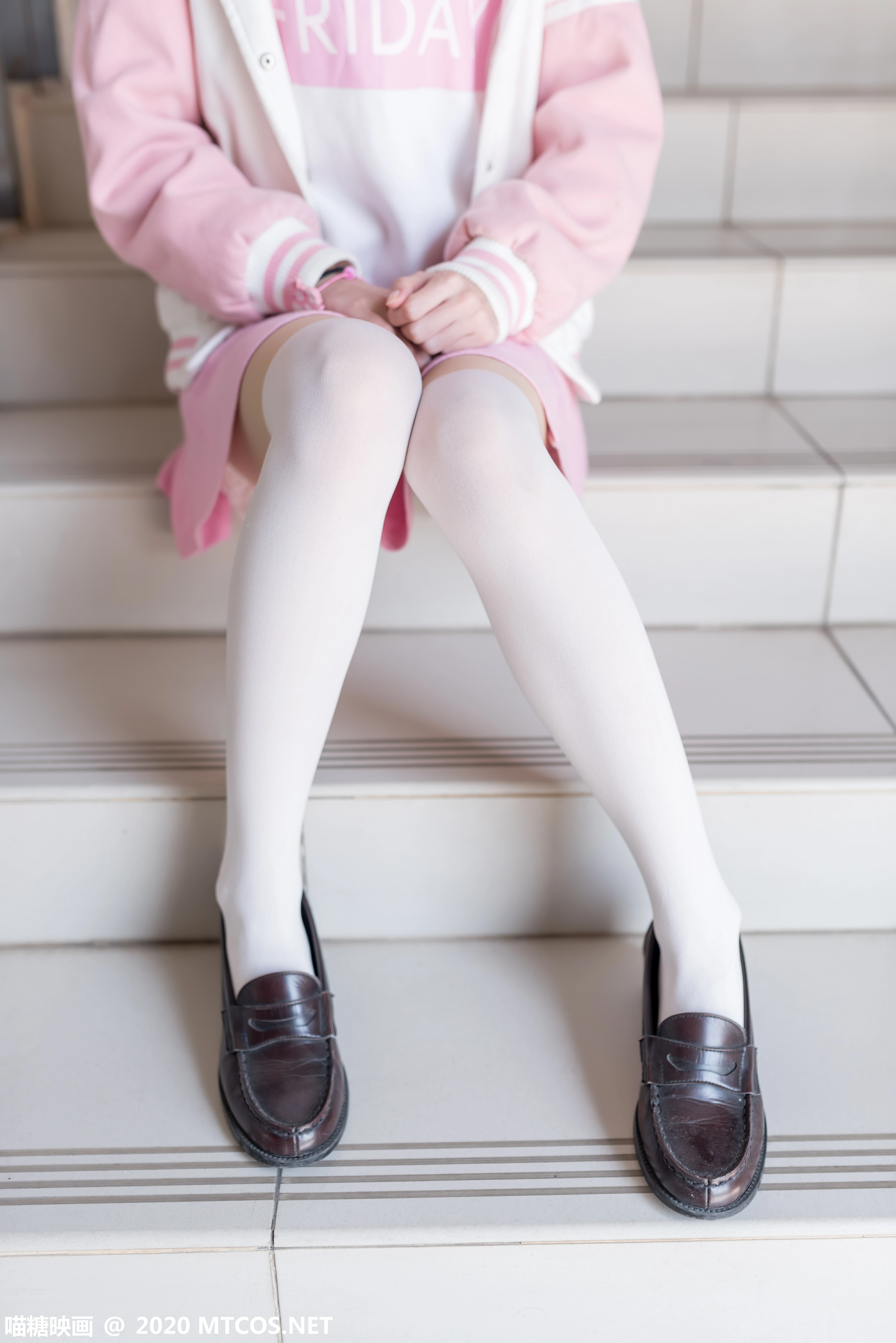 [喵糖映画]VOL.220 清纯少女 粉色卫衣与短裙加白色丝袜美腿性感私房写真集,