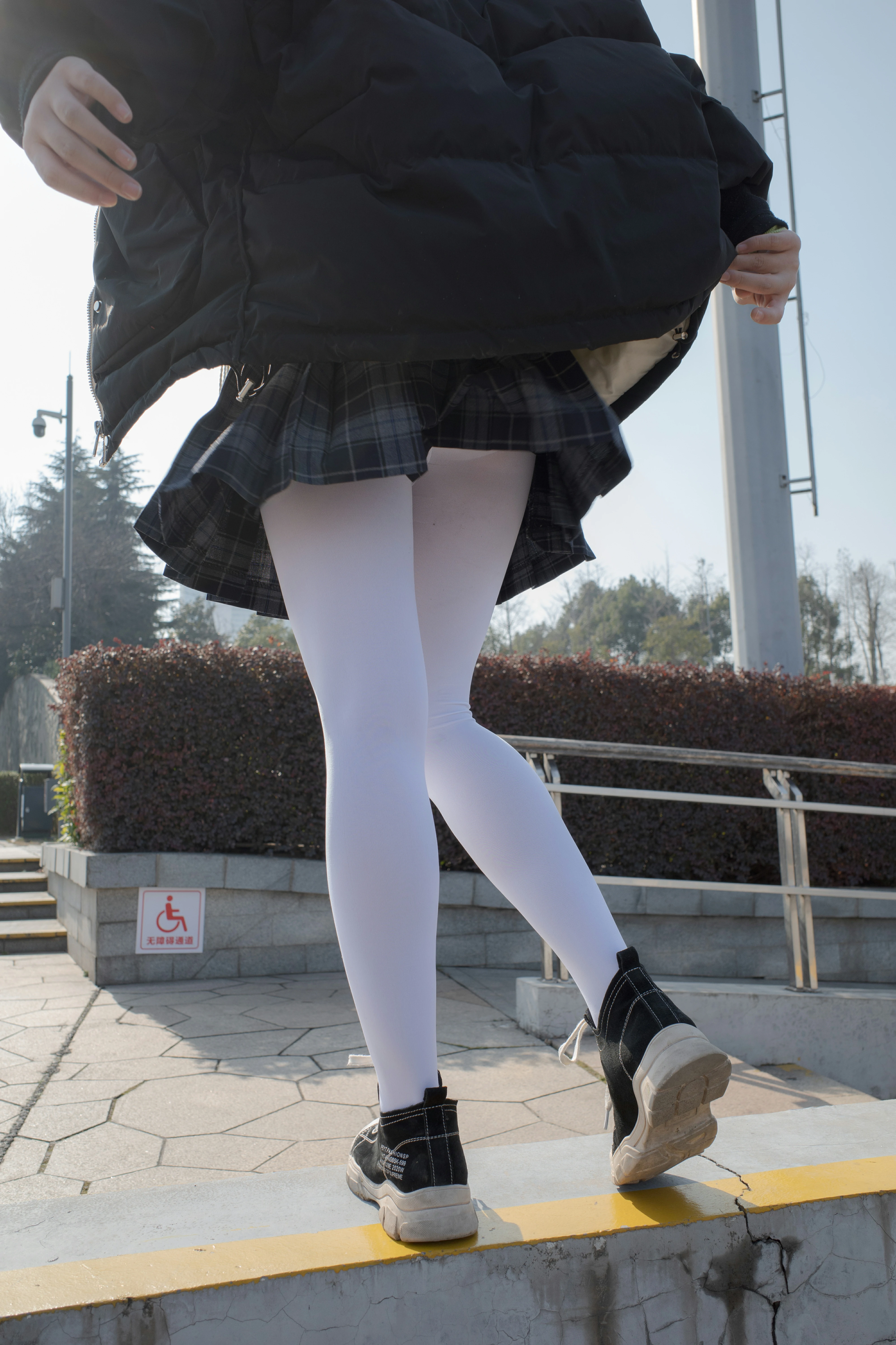 [森萝财团]有料 NO.022 出镜 小茵 日本高中女生制服加白色丝袜美腿性感私房写真集,