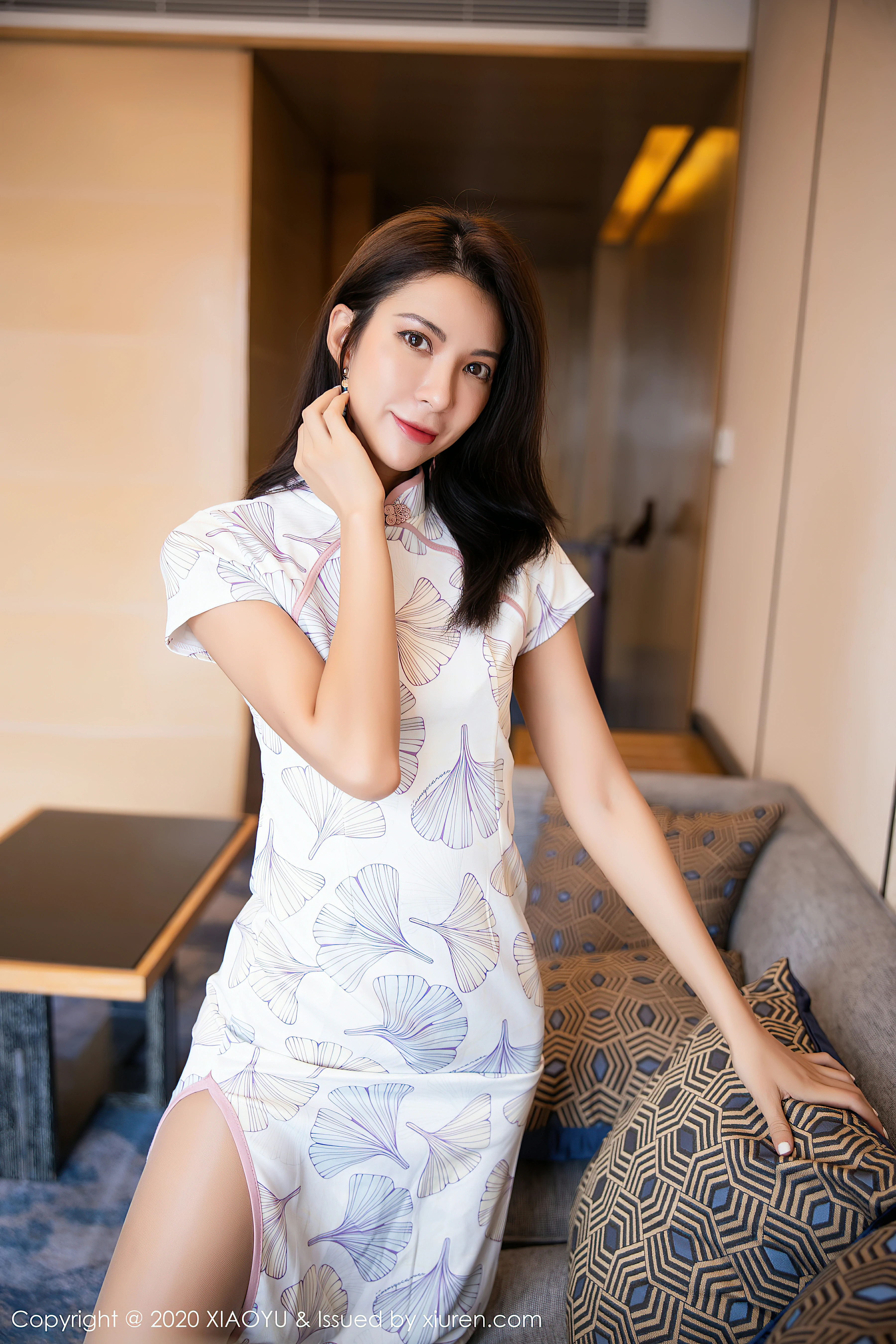 [XIAOYU语画界]YU20201207VOL0424 Carry 白色连身旗袍与粉色内衣加肉丝美腿性感私房写真集,