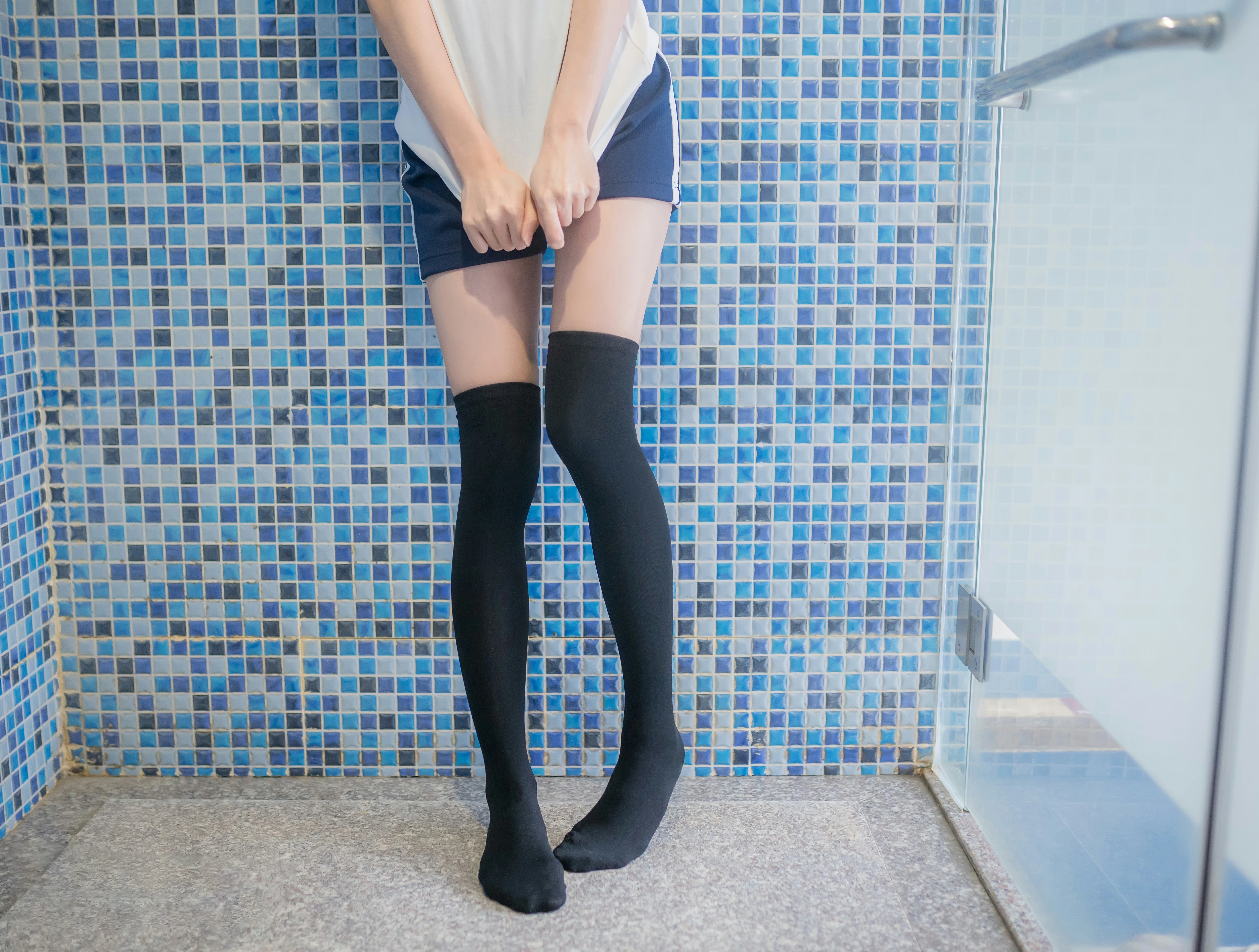 [喵糖映画]VOL.259 浴室清纯少女 白色短袖与蓝色短裤加黑丝美腿性感私房写真集,