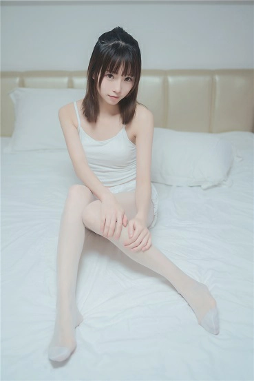 [喵糖映画]VOL.269 卧室清纯少女 绮太郎Kitaro 白色性感小背心与短裤加白色丝袜美