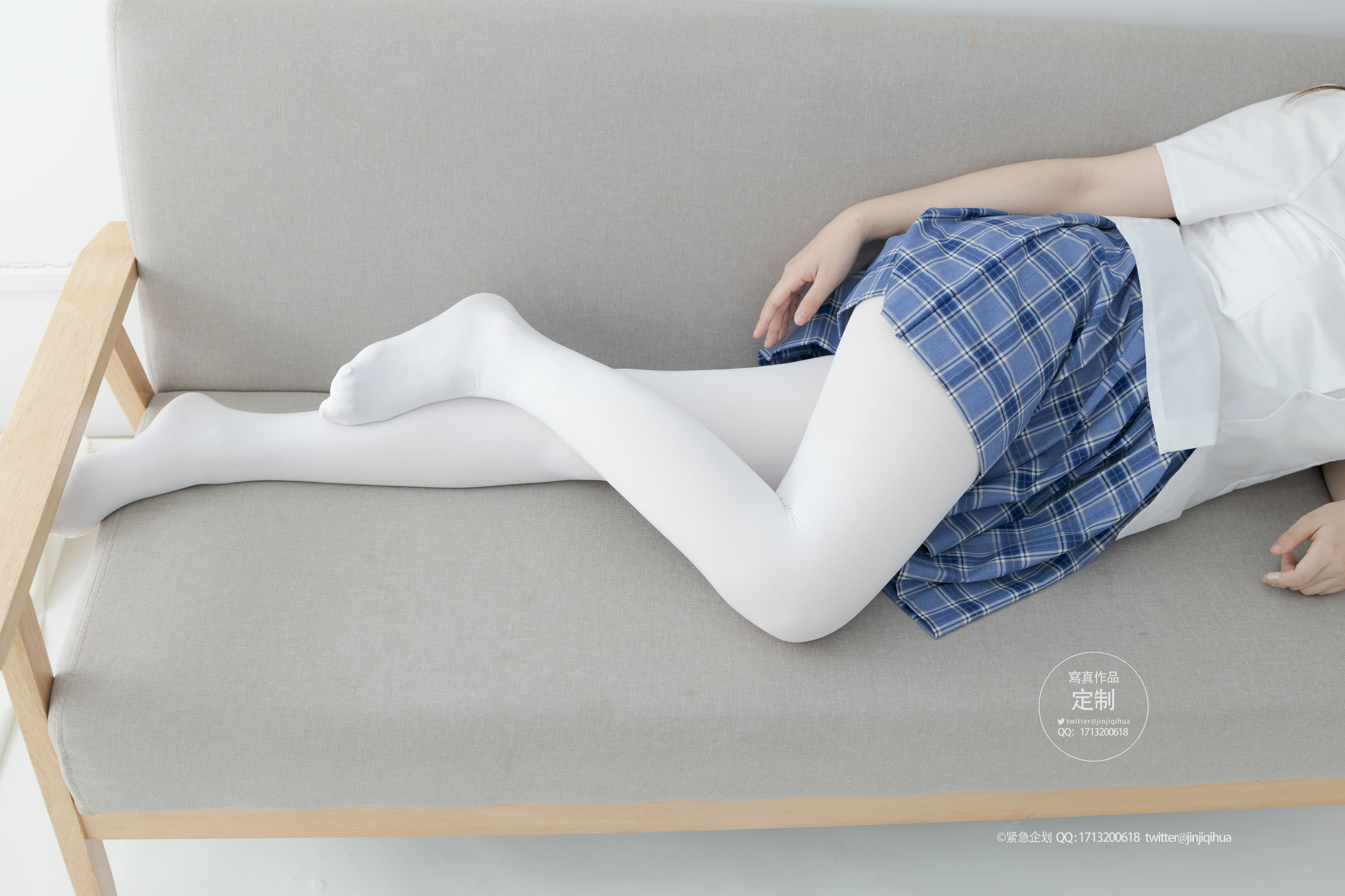 [紧急企划]Q-001 出镜妹子：龙崎聆音 白色JK制服与蓝色短裙加白色丝袜美腿性感私房写真集,