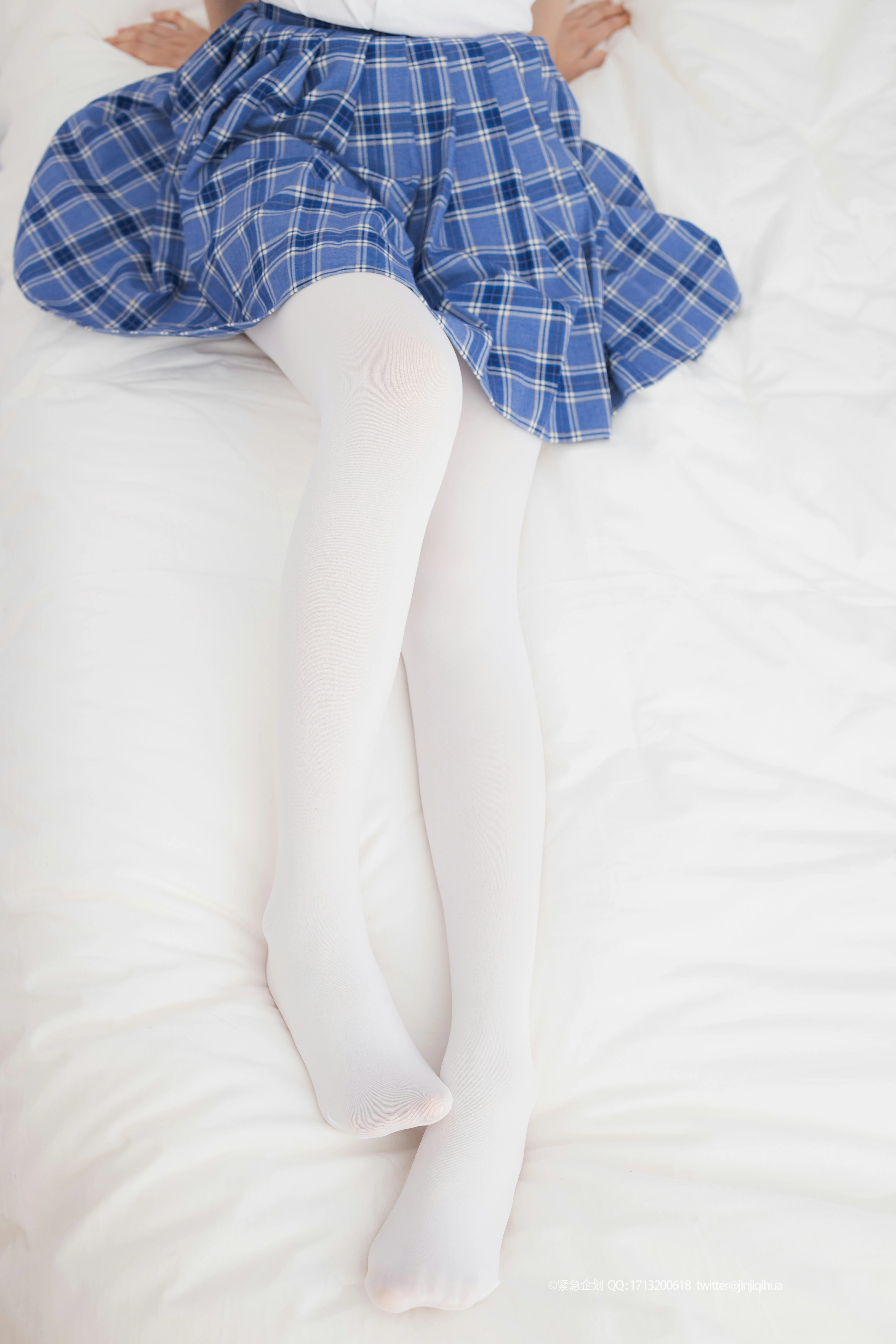 [紧急企划]Q-002 清纯萝莉小学妹 白色JK制服与蓝色短裙加白色丝袜美腿性感私房写真集,
