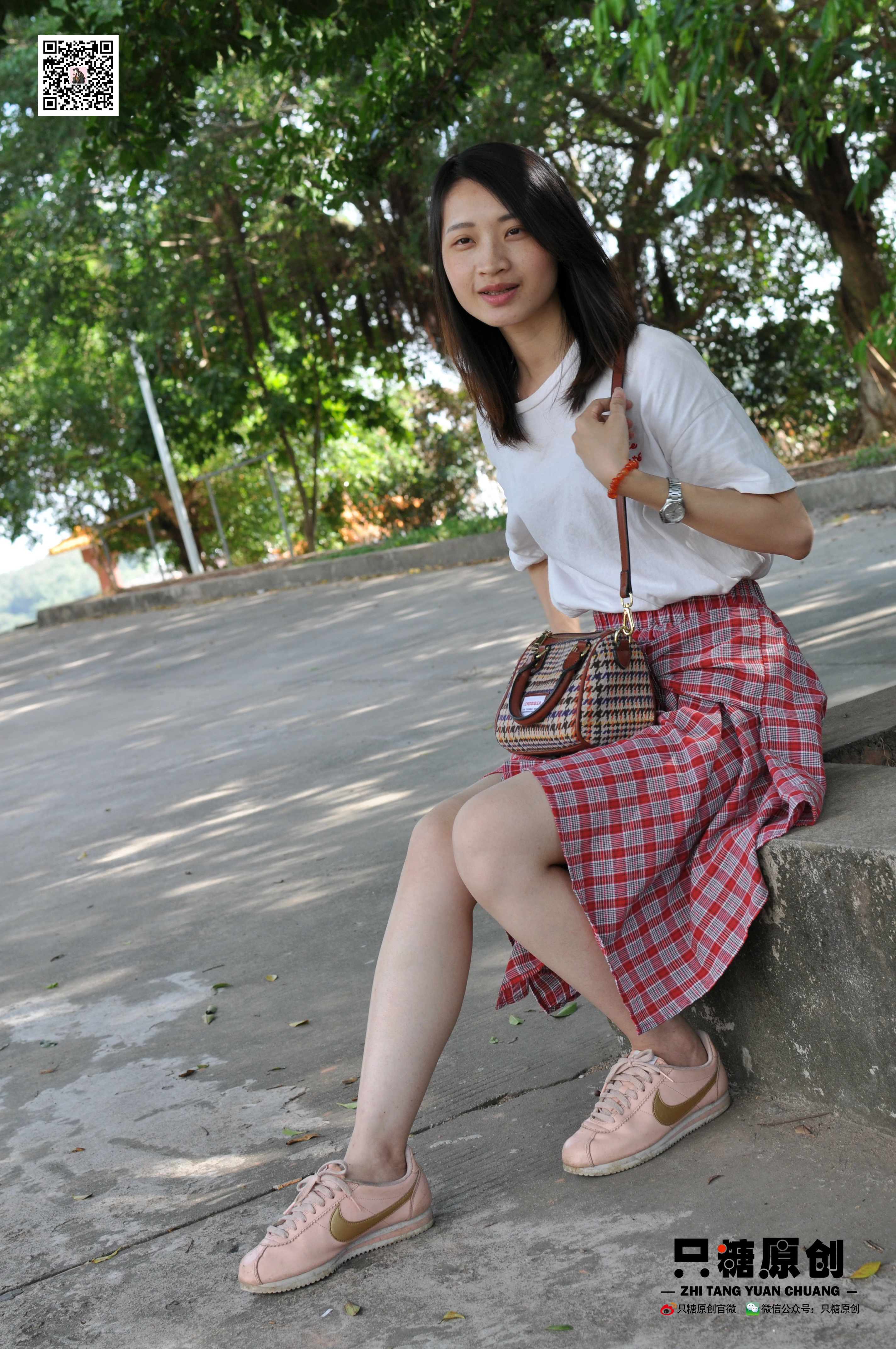 [只糖棉袜]NO.001 格子裙休闲风 诗诗 白色短袖与粉色短裙加肉丝美腿公园街拍写真,