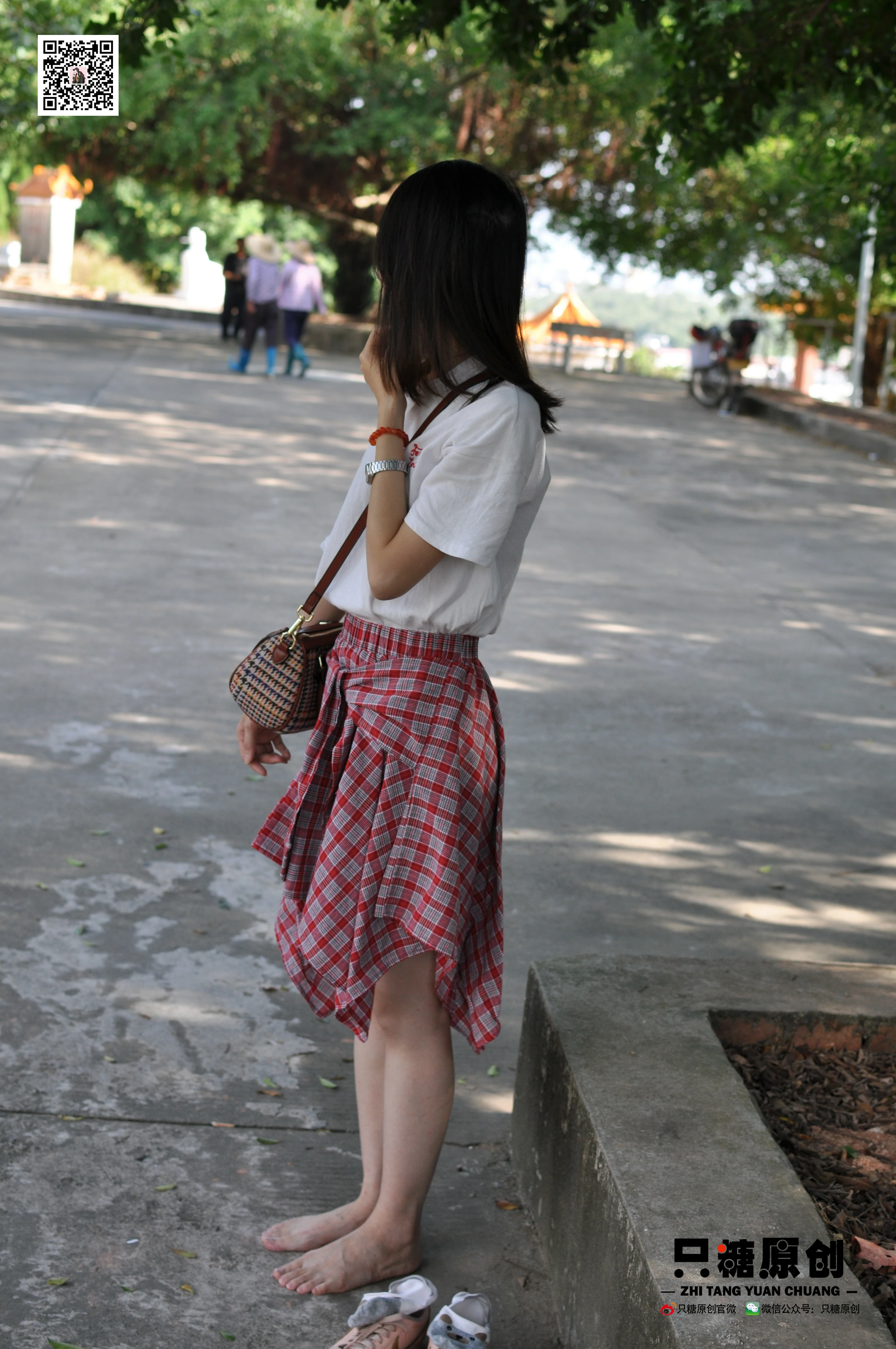 [只糖棉袜]NO.001 格子裙休闲风 诗诗 白色短袖与粉色短裙加肉丝美腿公园街拍写真,
