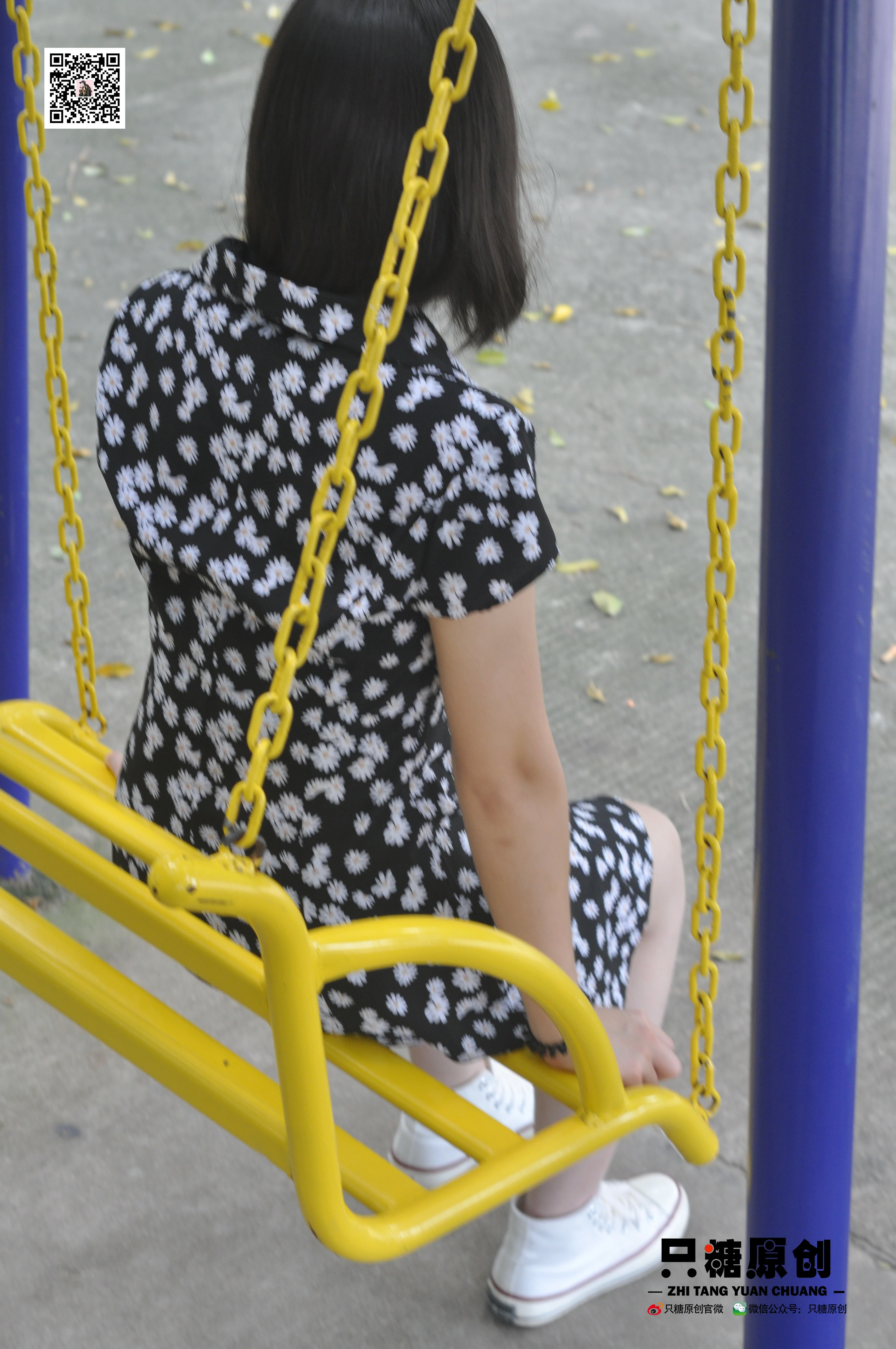 [只糖棉袜]NO.004 匡威和VANS 小蝶 白底黑点连衣裙与美腿玉足公园街拍写真集,