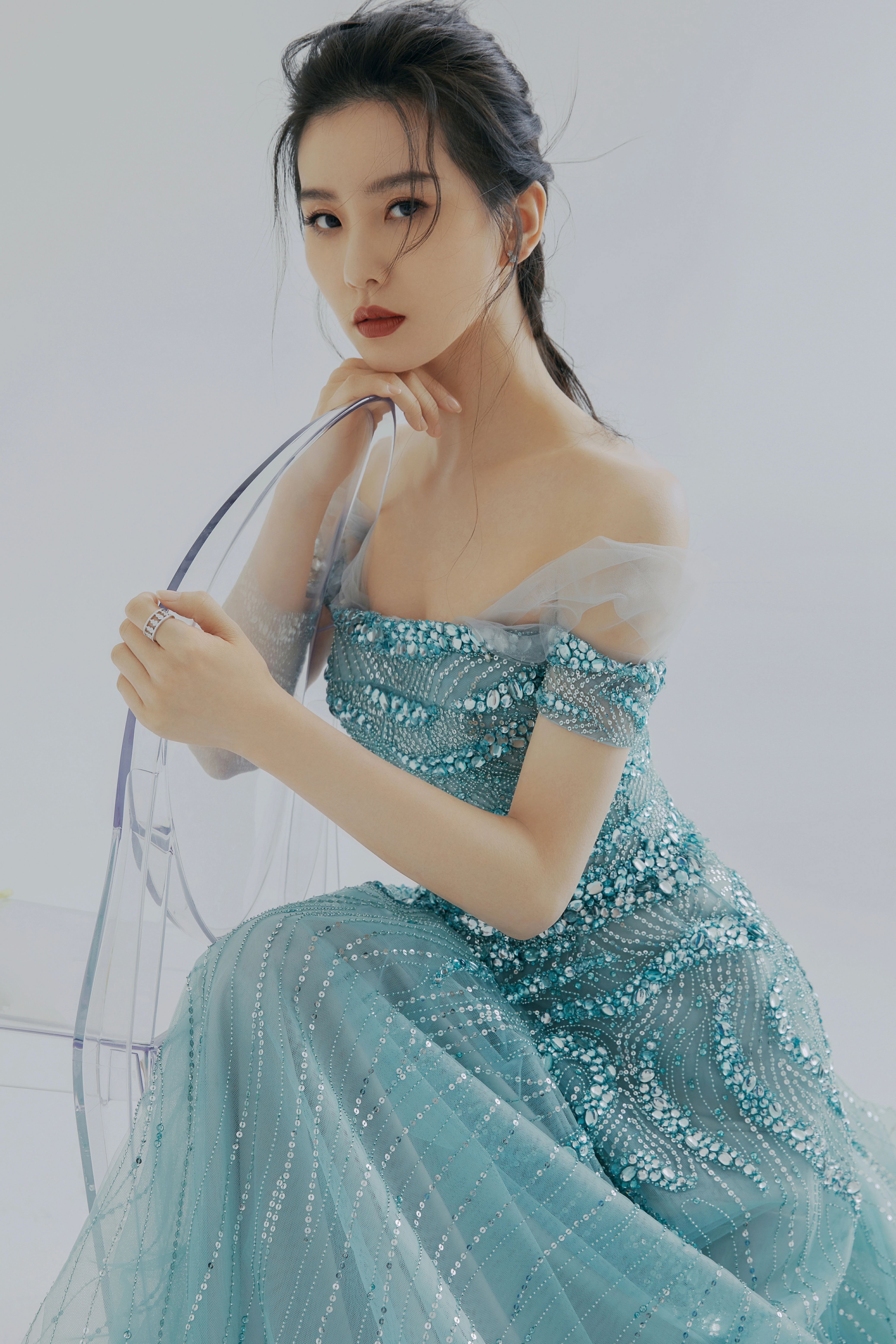 刘诗诗蓝色钻石长裙温柔优雅 大秀完美肩颈线条气质迷人,