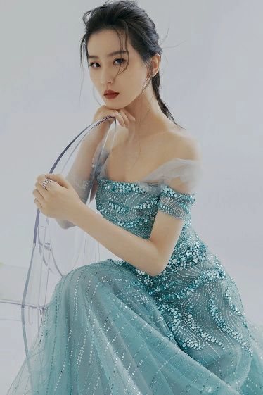刘诗诗蓝色钻石长裙温柔优雅 大秀完美肩颈线条气质迷人