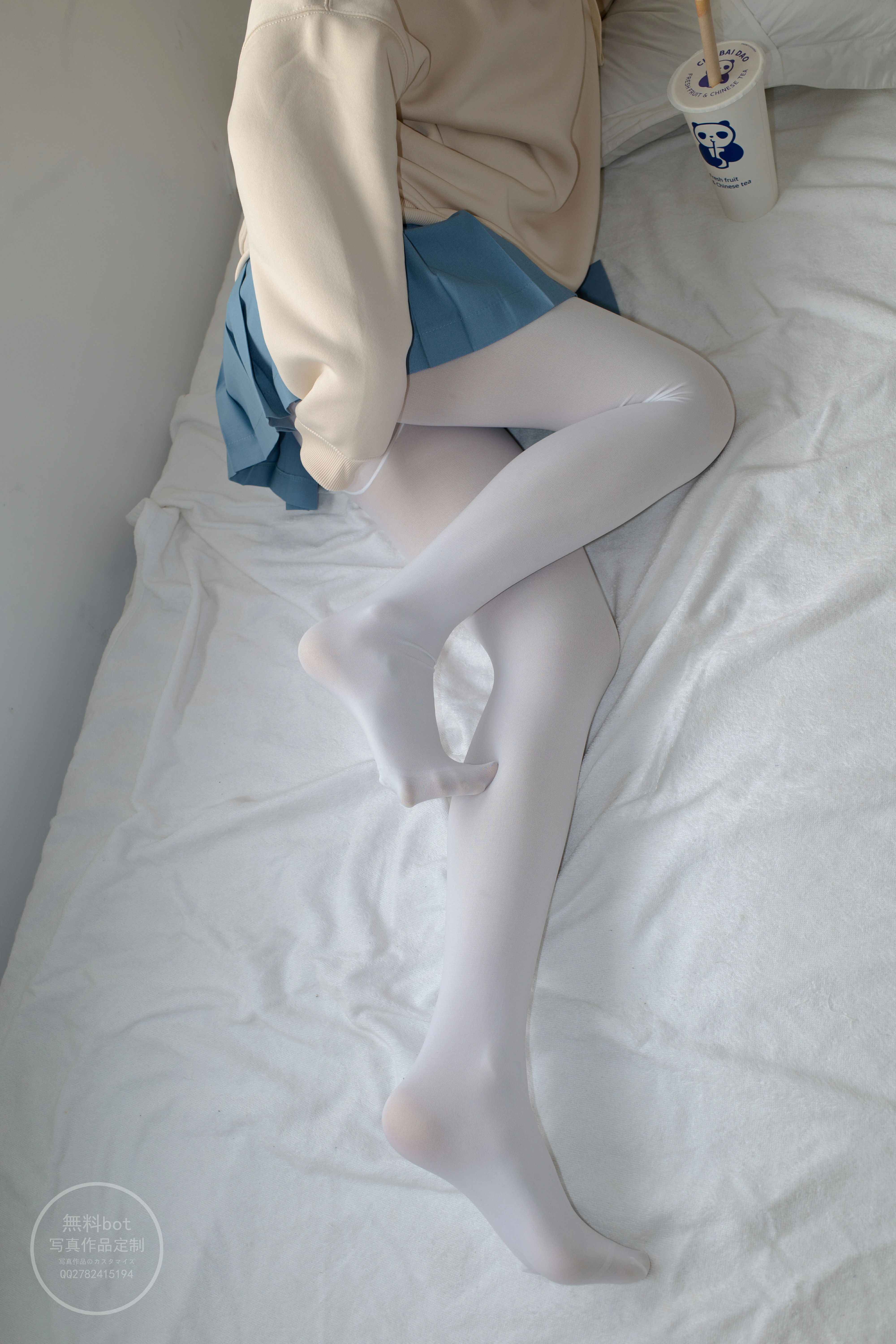 [森萝财团]有料NO.024 出镜 萝莉雪糕 米色卫衣与蓝色短裙加白色丝袜美腿性感私房写真集,