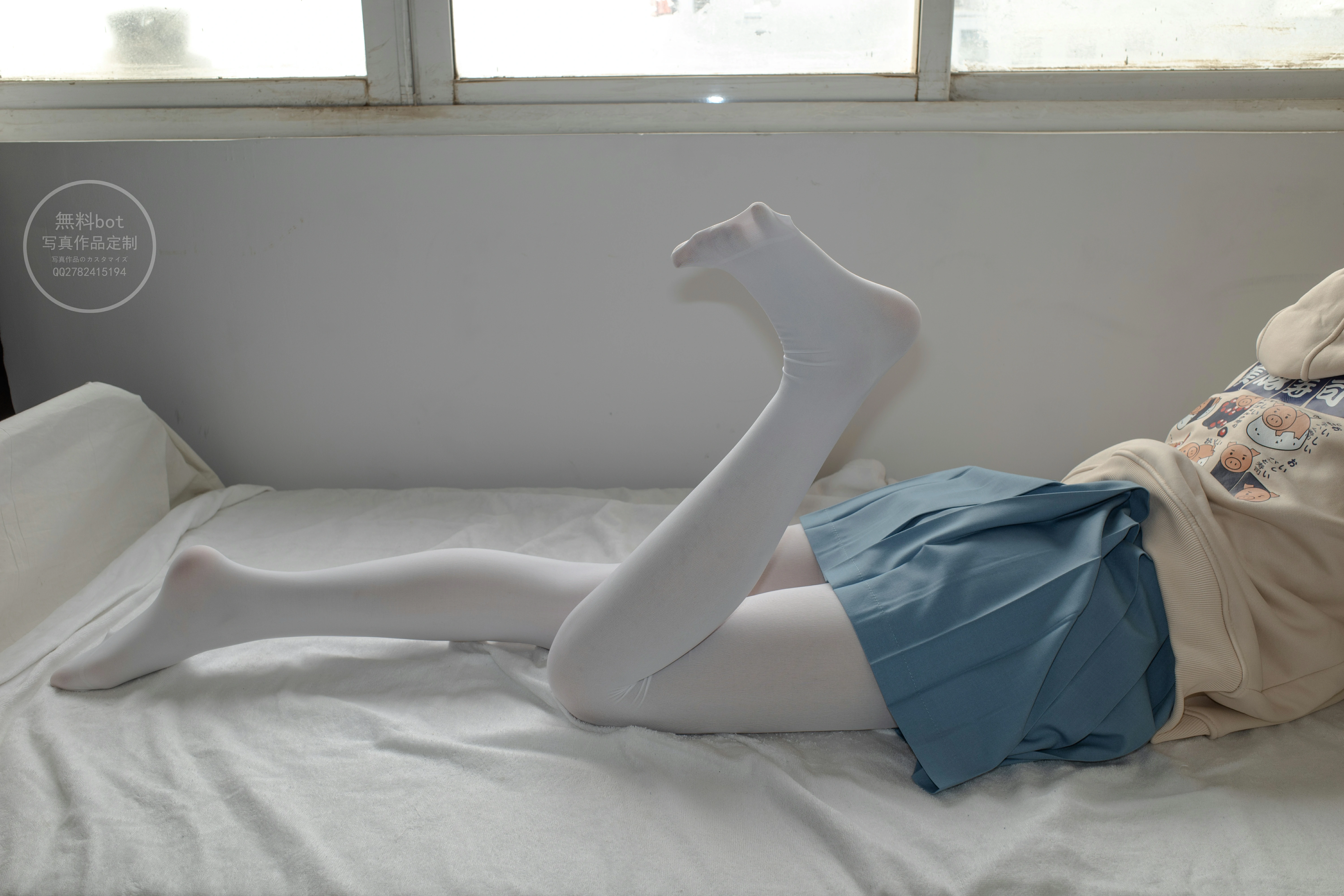 [森萝财团]有料NO.024 出镜 萝莉雪糕 米色卫衣与蓝色短裙加白色丝袜美腿性感私房写真集,