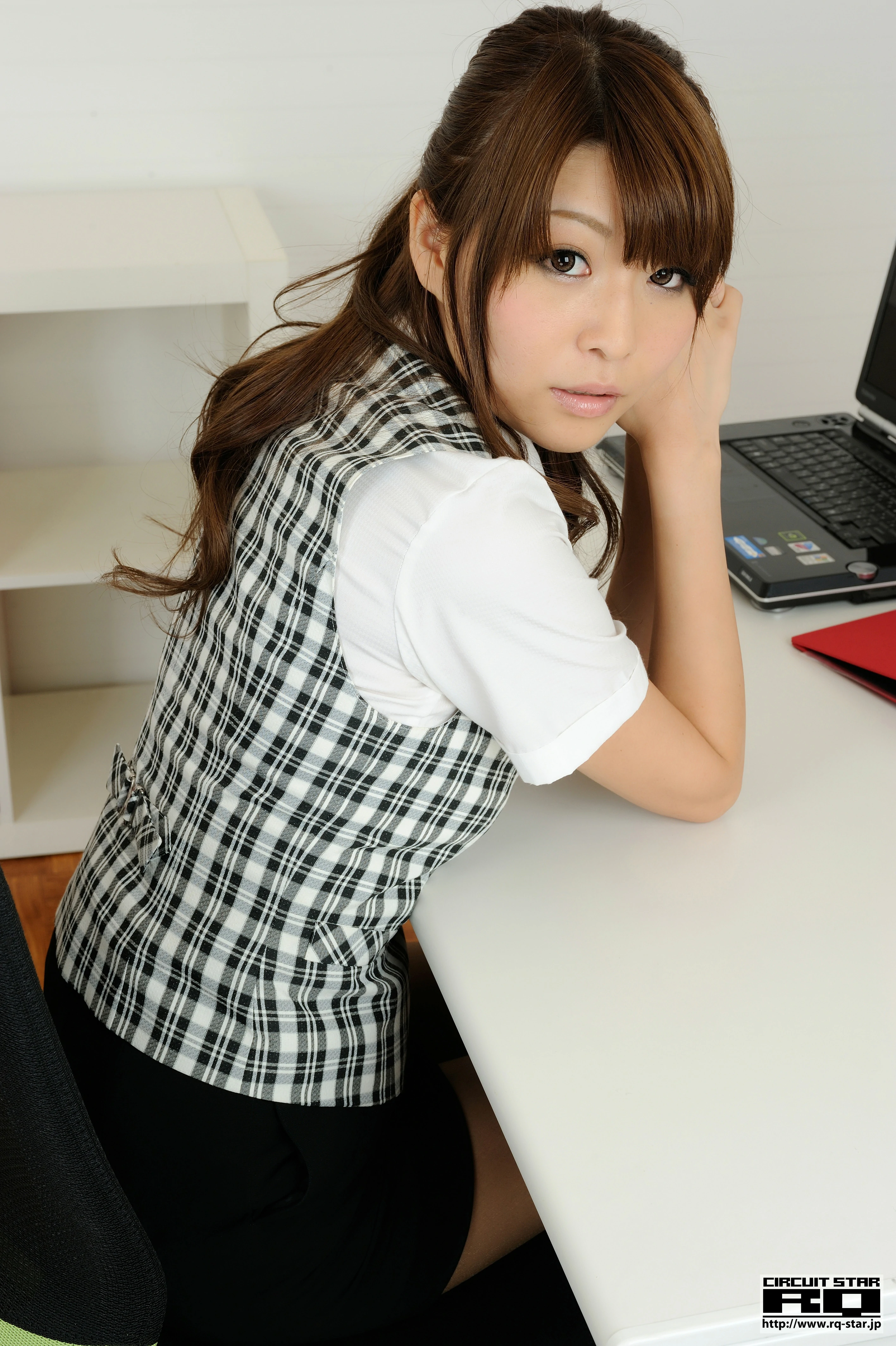 [RQ-STAR写真]NO.00669 性感女秘书 愛原涼（爱原凉，Ryo Aihara）黑色短裙加肉丝美腿私房写真集,