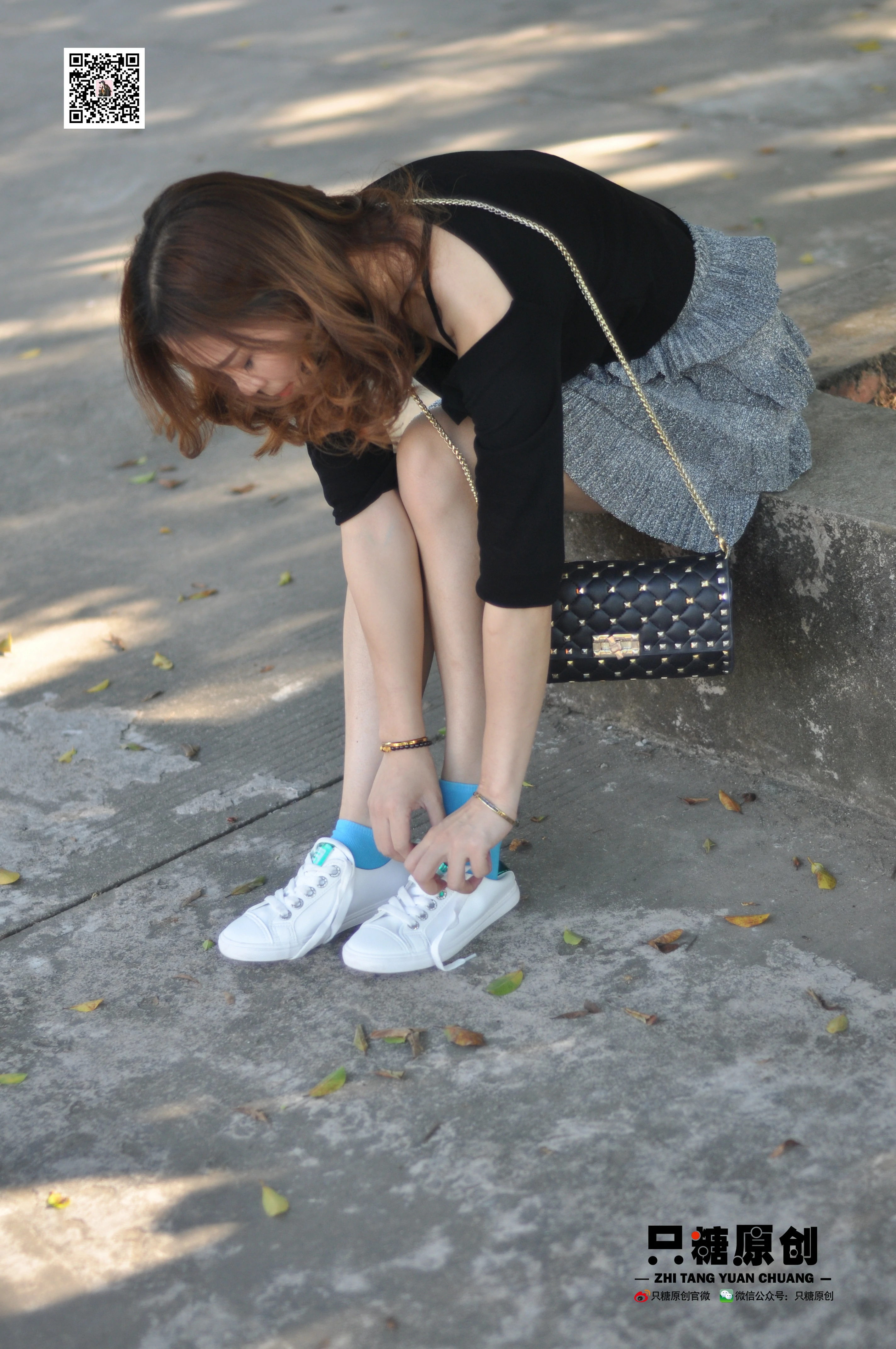 [只糖棉袜]NO.008 小白鞋里的一抹蓝 婷婷 灰色短裙加美腿玉足性感街拍写真集,
