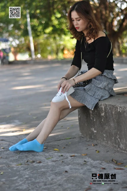 [只糖棉袜]NO.008 小白鞋里的一抹蓝 婷婷 灰色短裙加美腿玉足性感街拍写真集