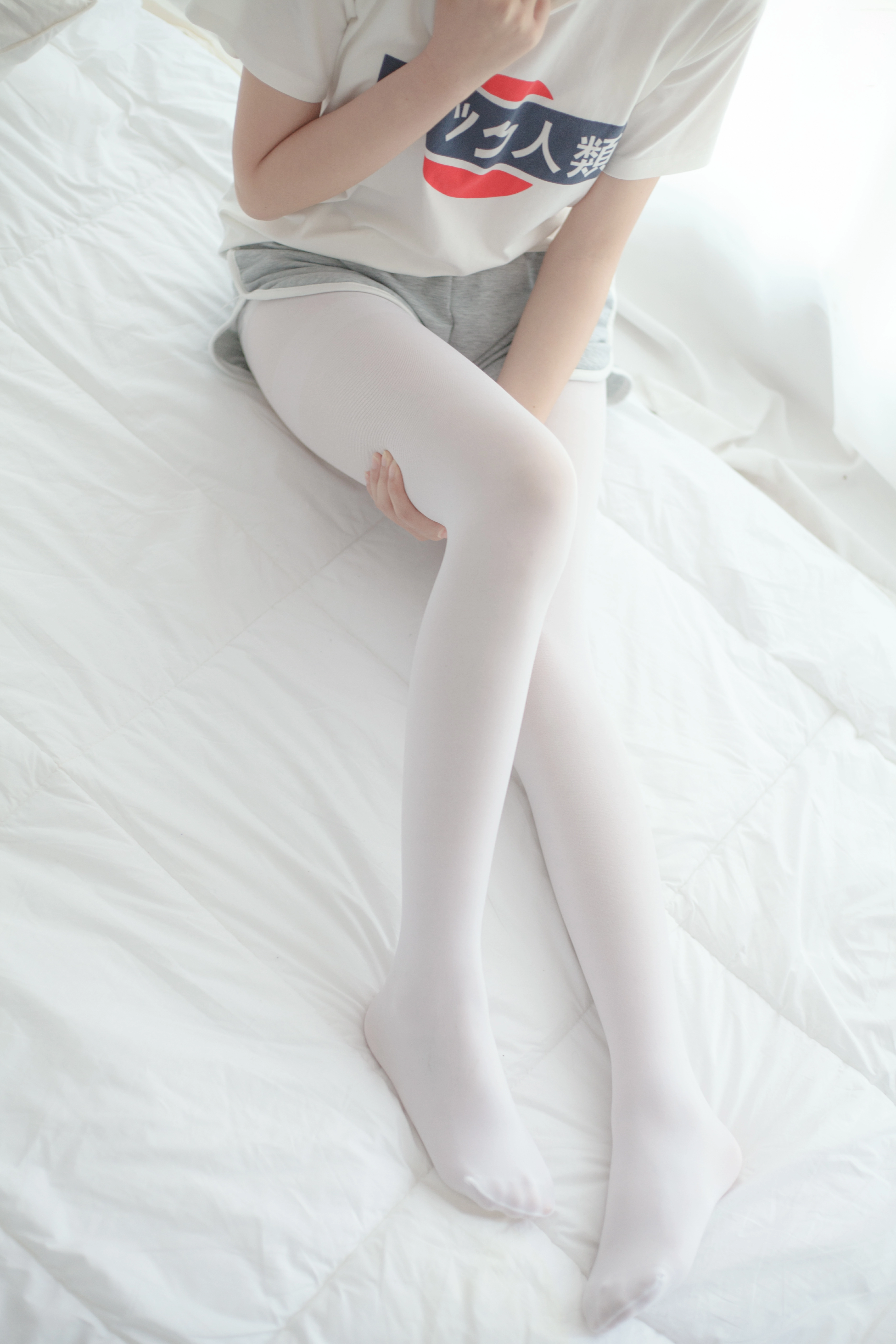 [少女秩序]VOL.001 居家少女 白色短袖与灰色短裤加白色丝袜美腿性感私房写真集,