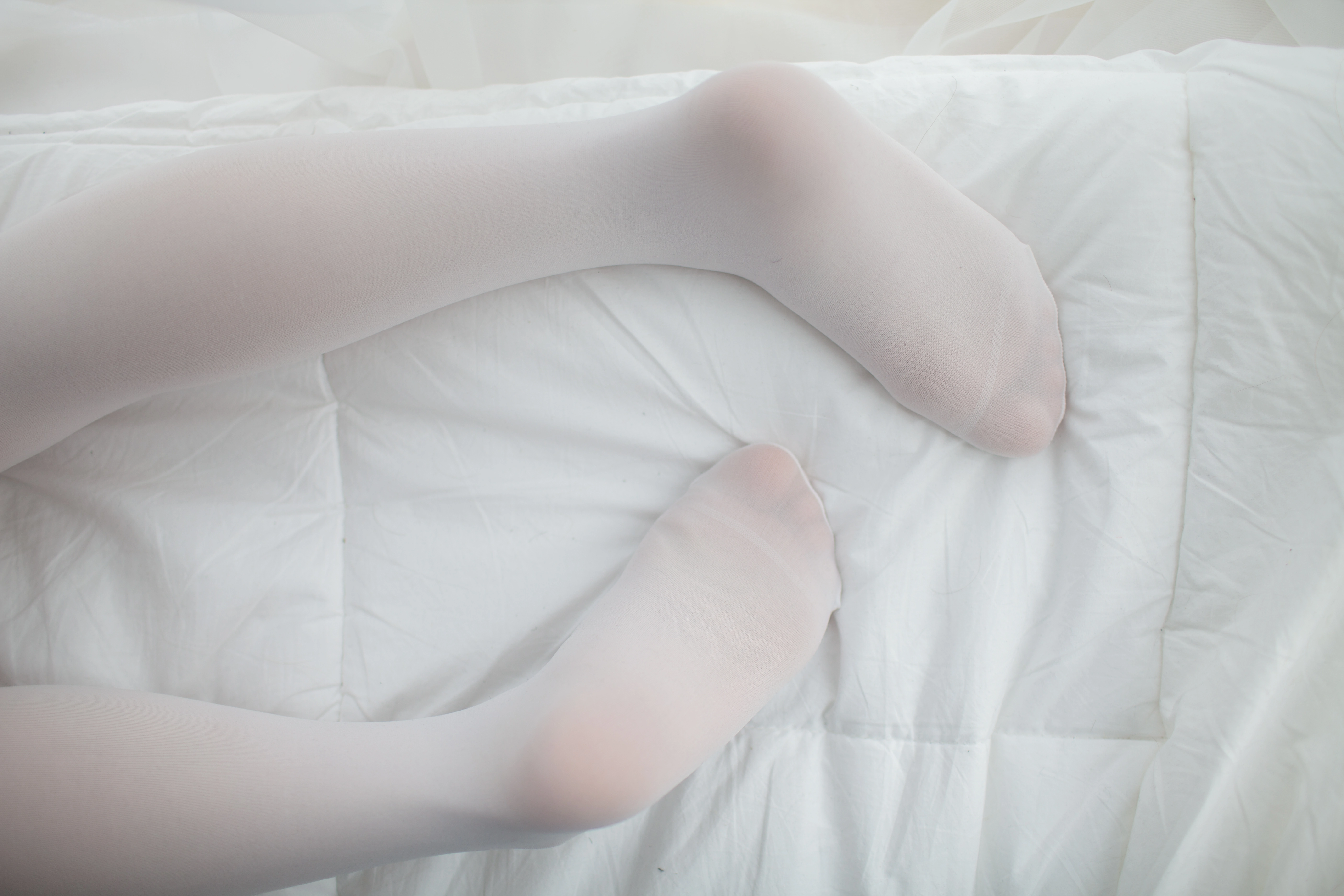 [少女秩序]VOL.003 少女的心思 白色连身短袖加白色丝袜美腿玉足性感私房写真集,