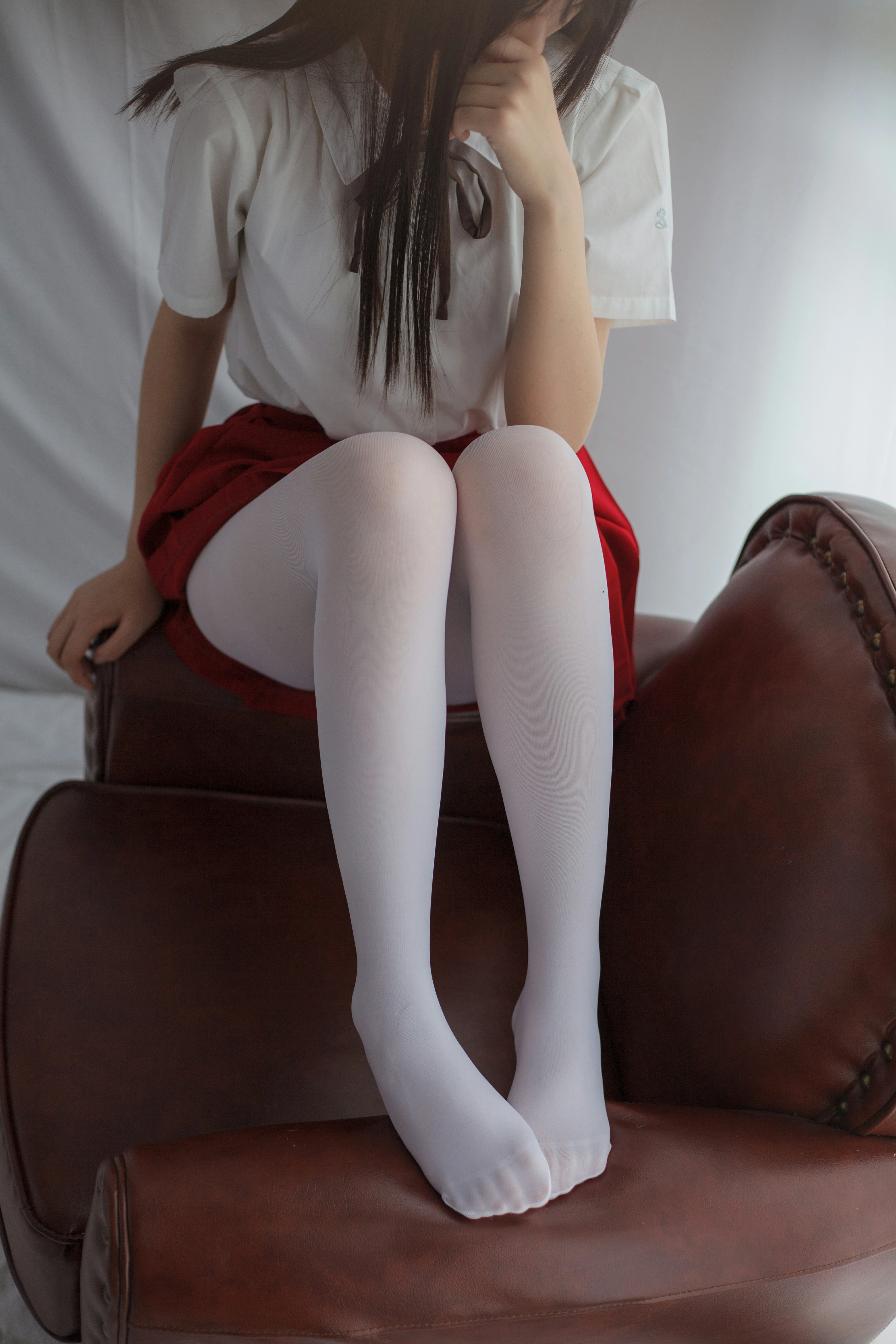 [少女秩序]VOL.004 居家少女 JK制服与红色短裙加白色丝袜美腿性感私房写真集,