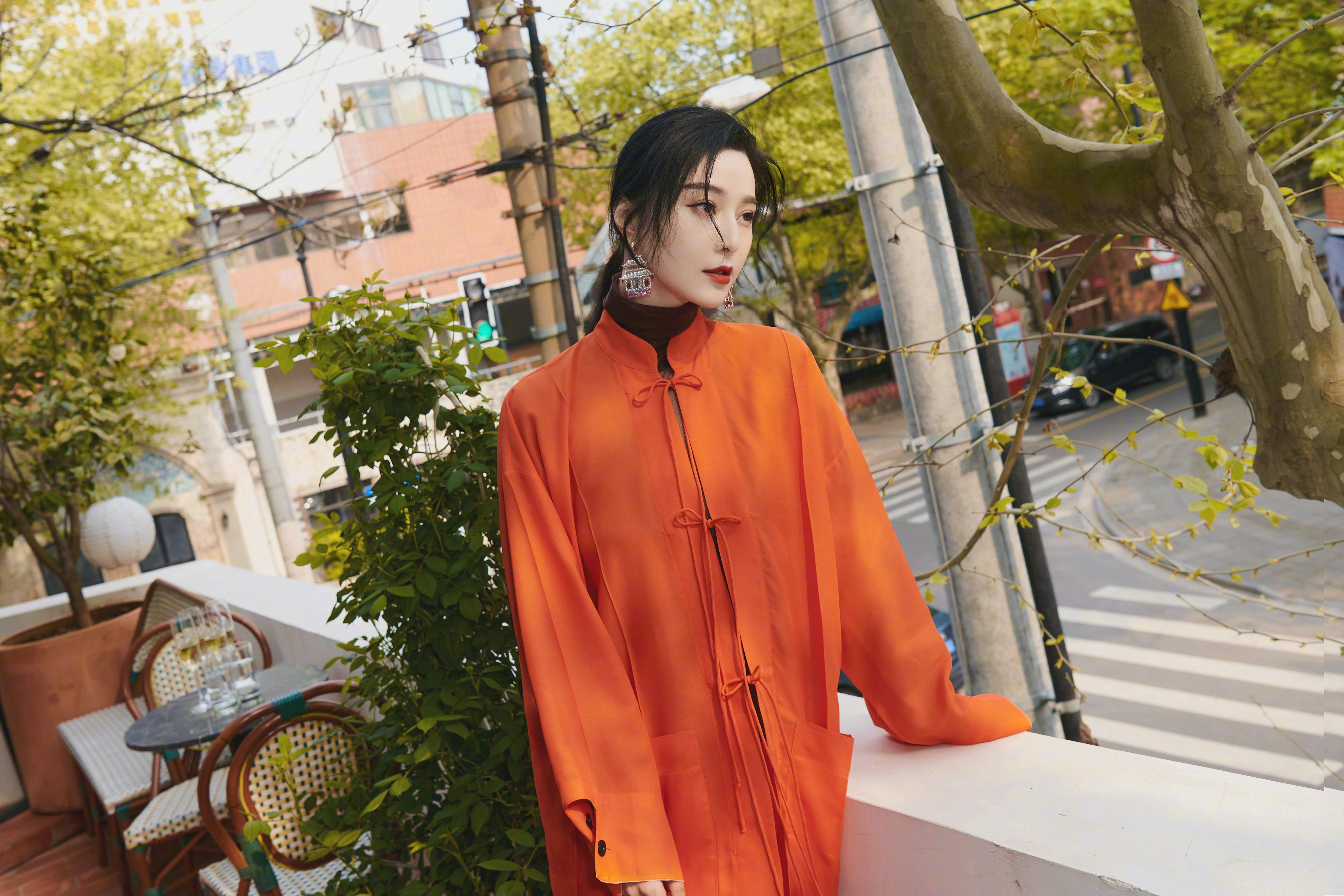 范冰冰橙色复古造型明艳动人 唐装风衣设计诠释中式经典,