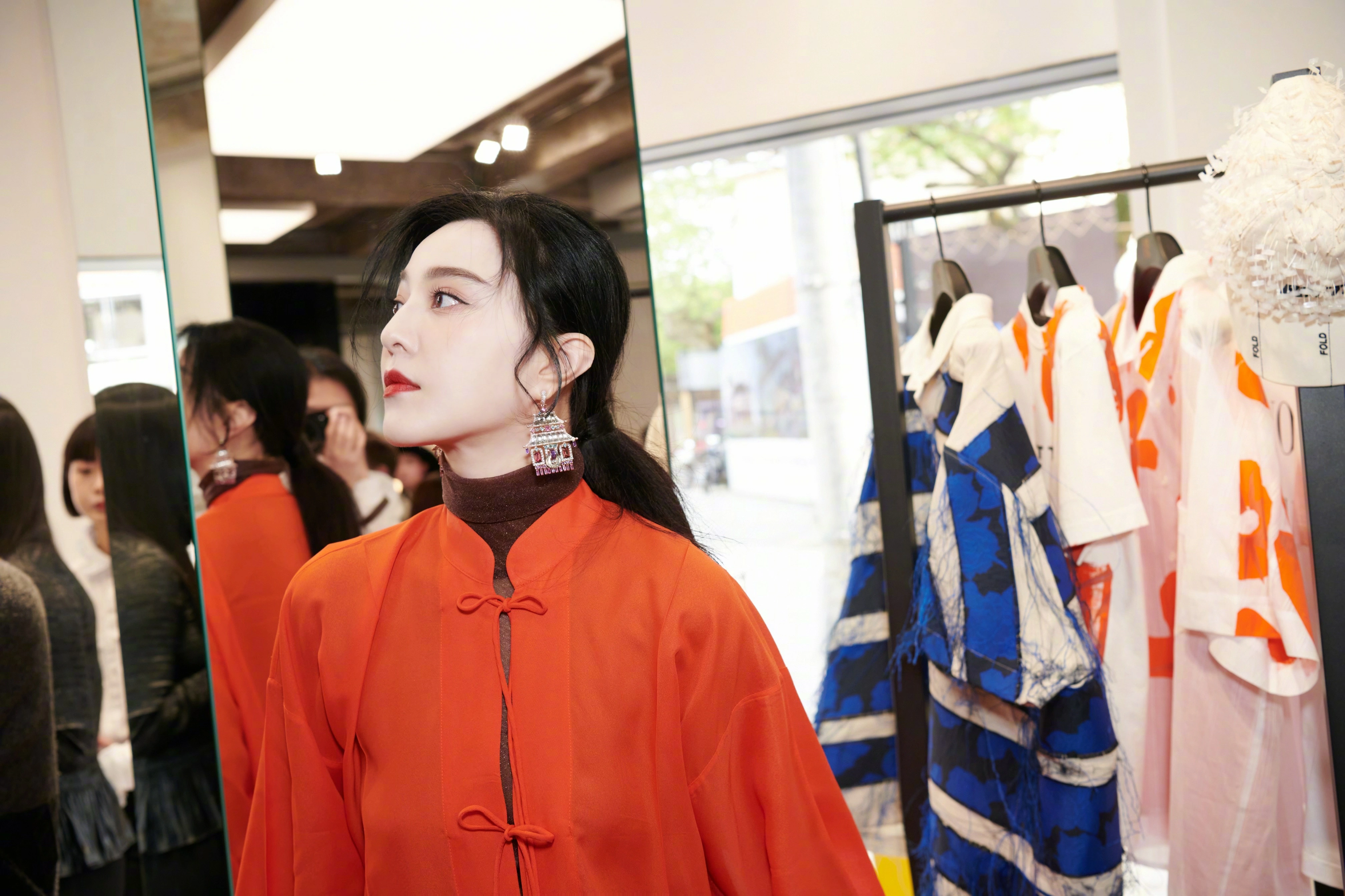 范冰冰橙色复古造型明艳动人 唐装风衣设计诠释中式经典,