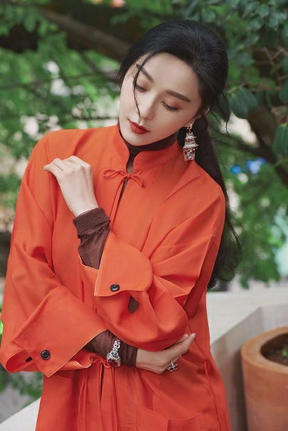 范冰冰橙色复古造型明艳动人 唐装风衣设计诠释中式经典