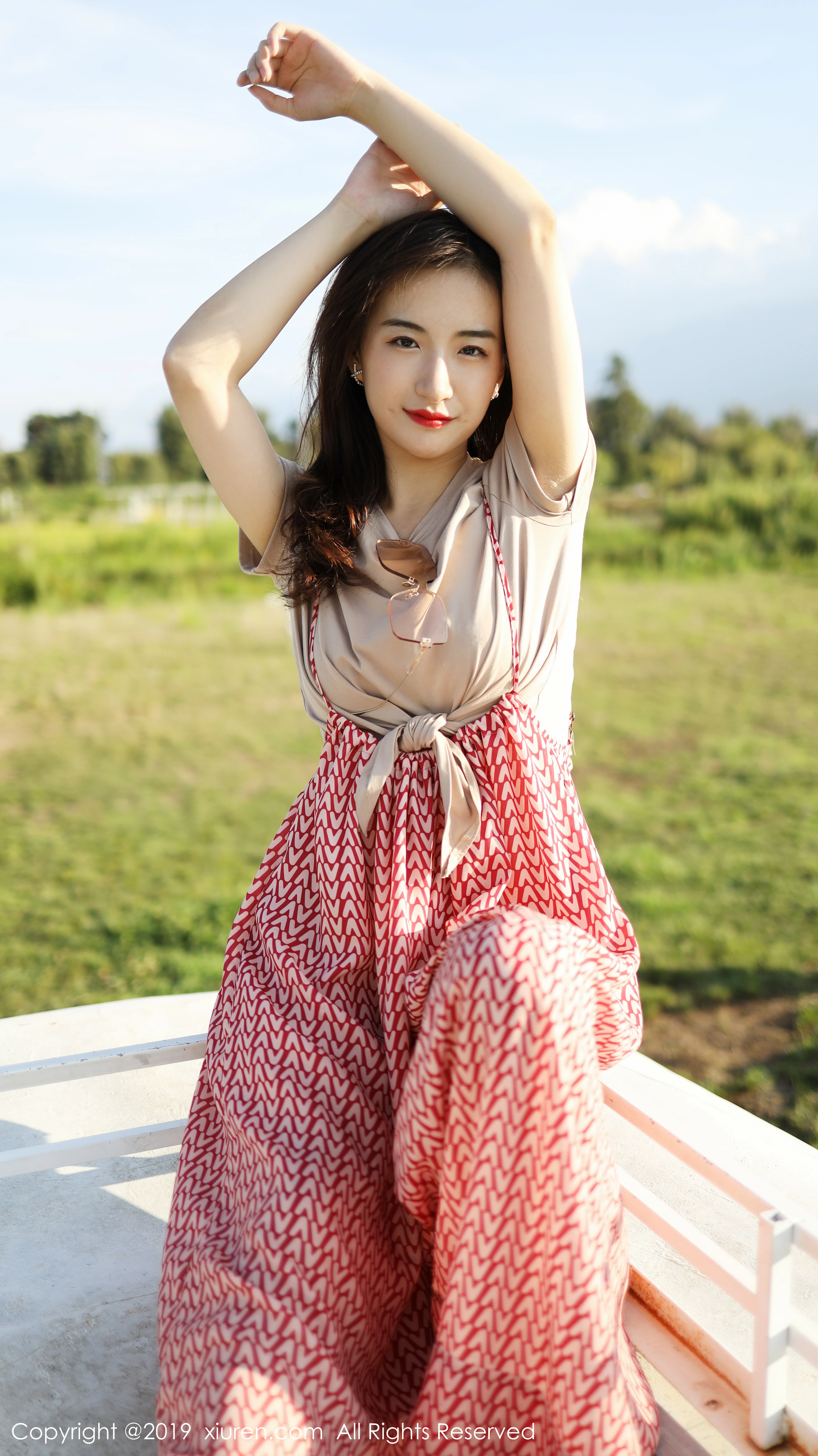 [XiuRen秀人网]XR20191011N01718 艺儿拿铁 米色短袖加红色长裙清纯可爱私房写真集,