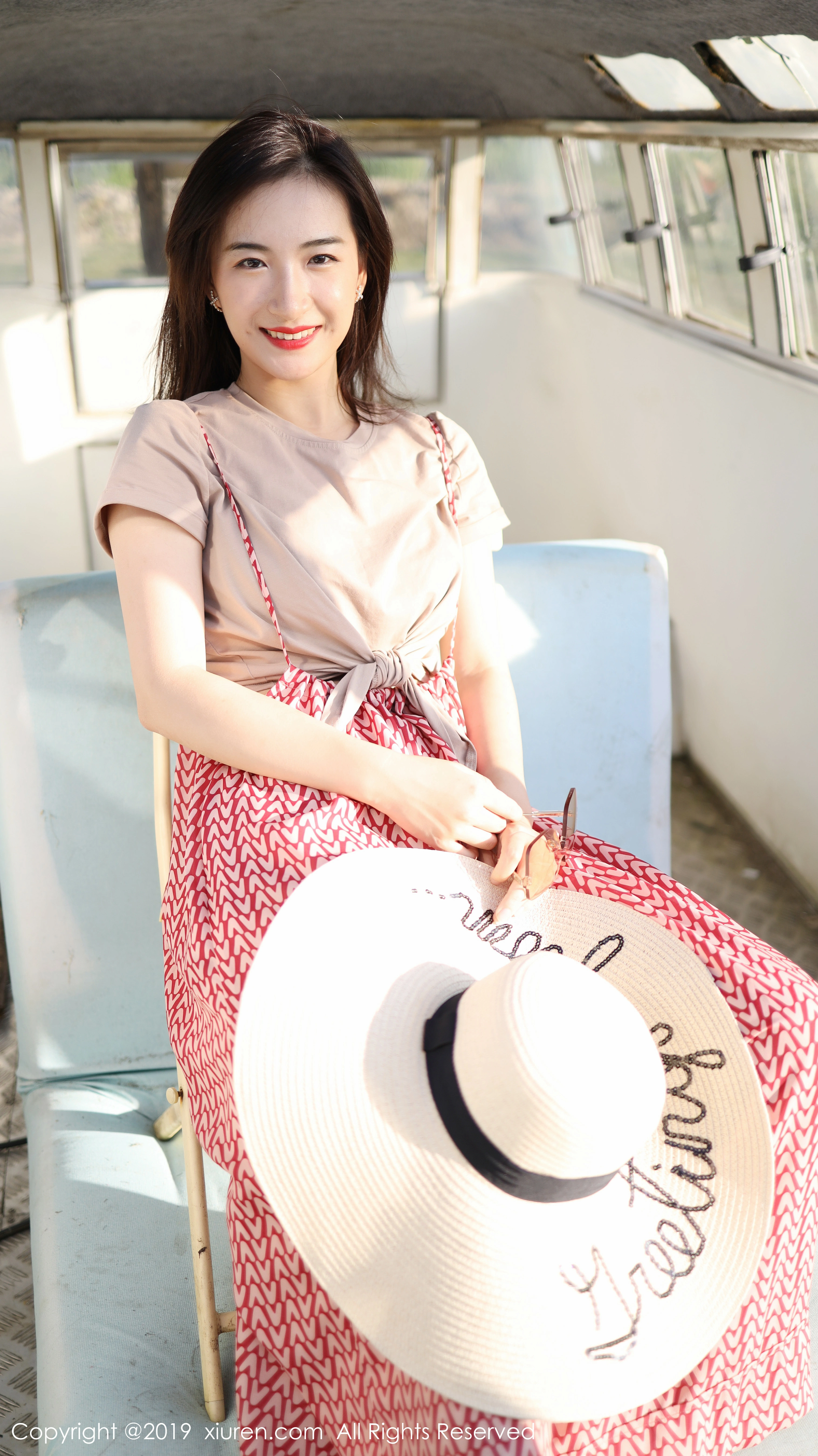 [XiuRen秀人网]XR20191011N01718 艺儿拿铁 米色短袖加红色长裙清纯可爱私房写真集,