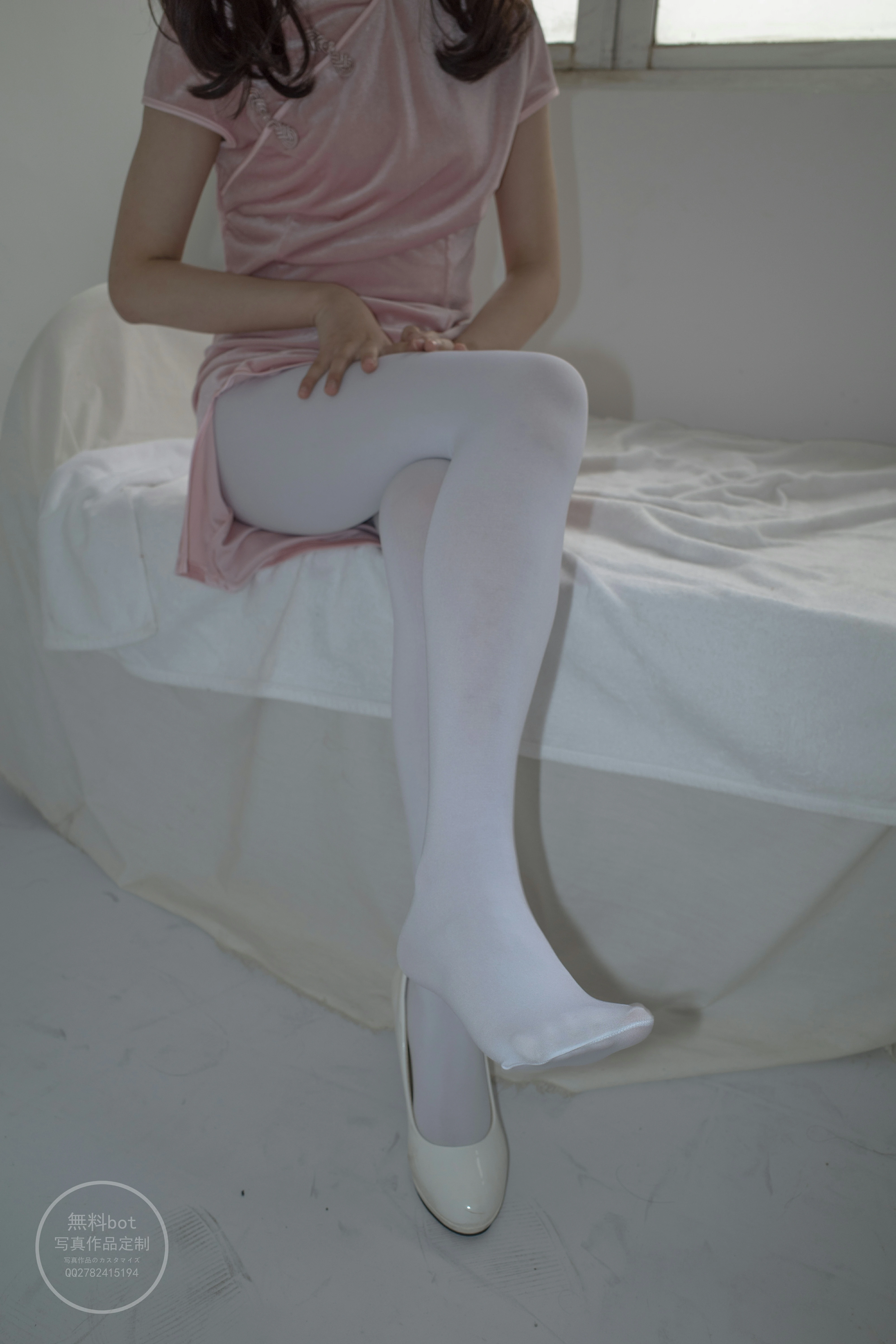 [森萝财团]有料NO.026 居家清纯萝莉少女 粉色旗袍加白色丝袜美腿性感私房写真集,