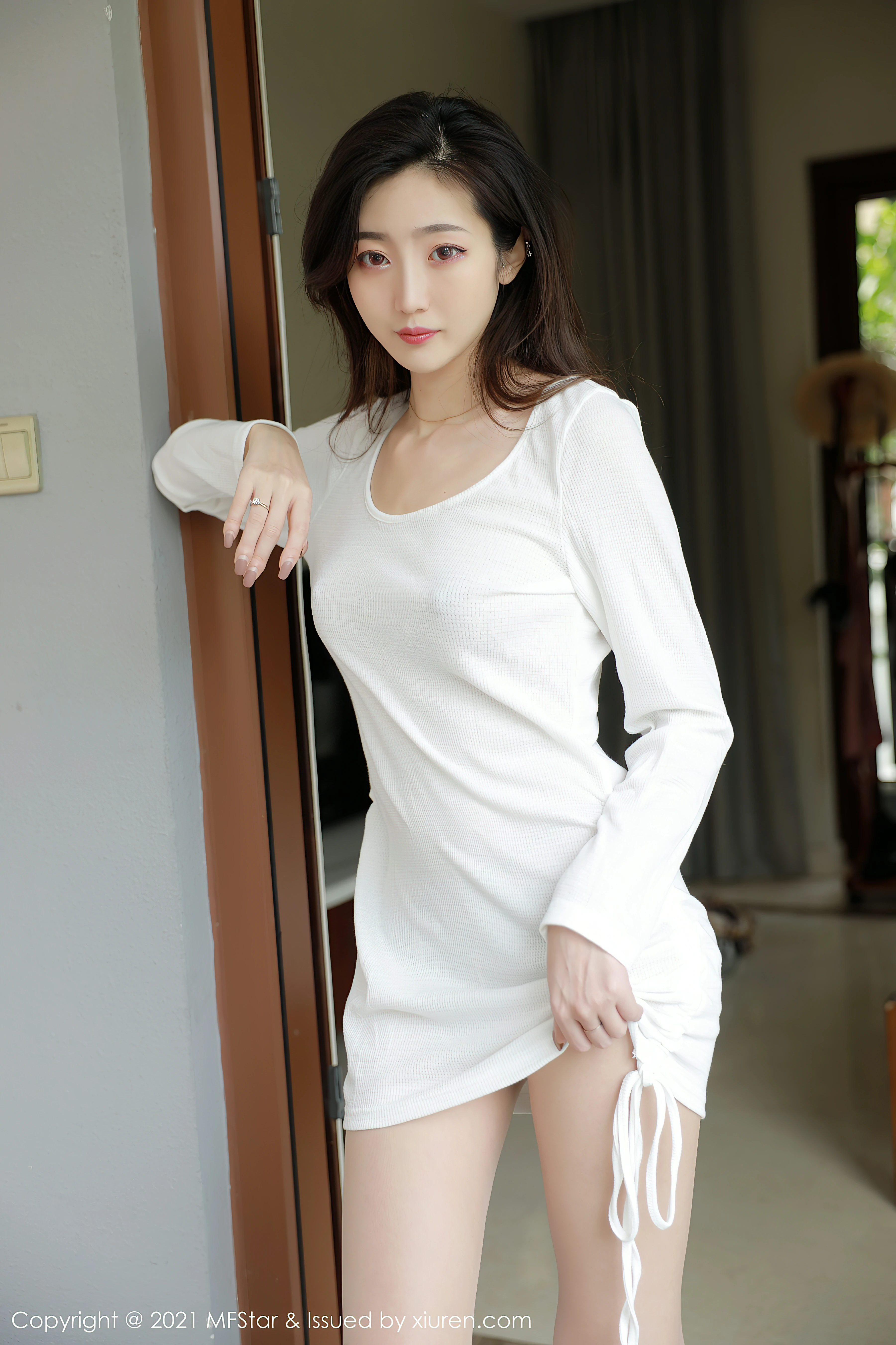 [MFStar模范学院]MF20210125VOL0446 安琪Yee 白色裸背连身裙加肉丝美腿性感私房写真集,