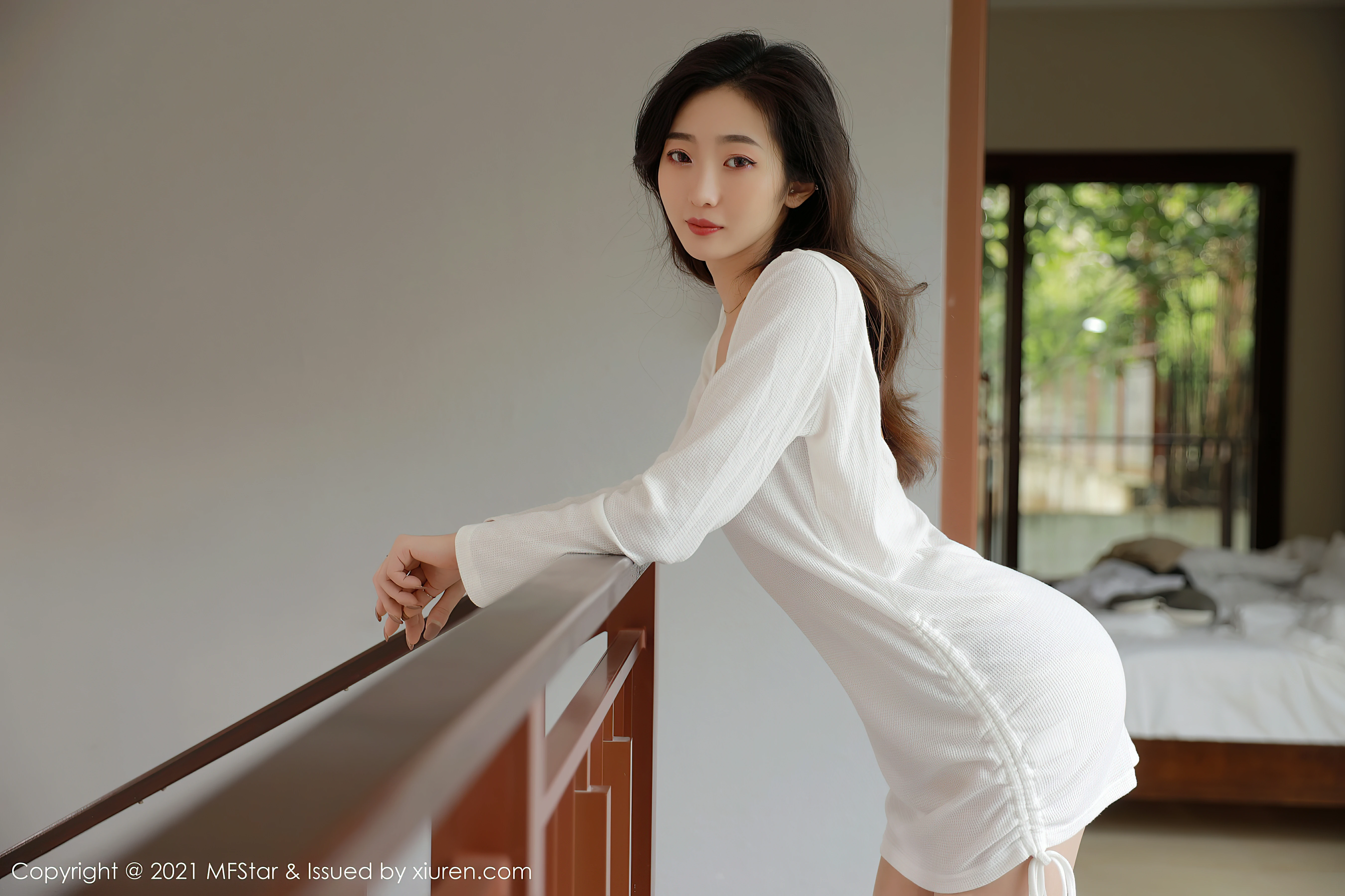 [MFStar模范学院]MF20210125VOL0446 安琪Yee 白色裸背连身裙加肉丝美腿性感私房写真集,