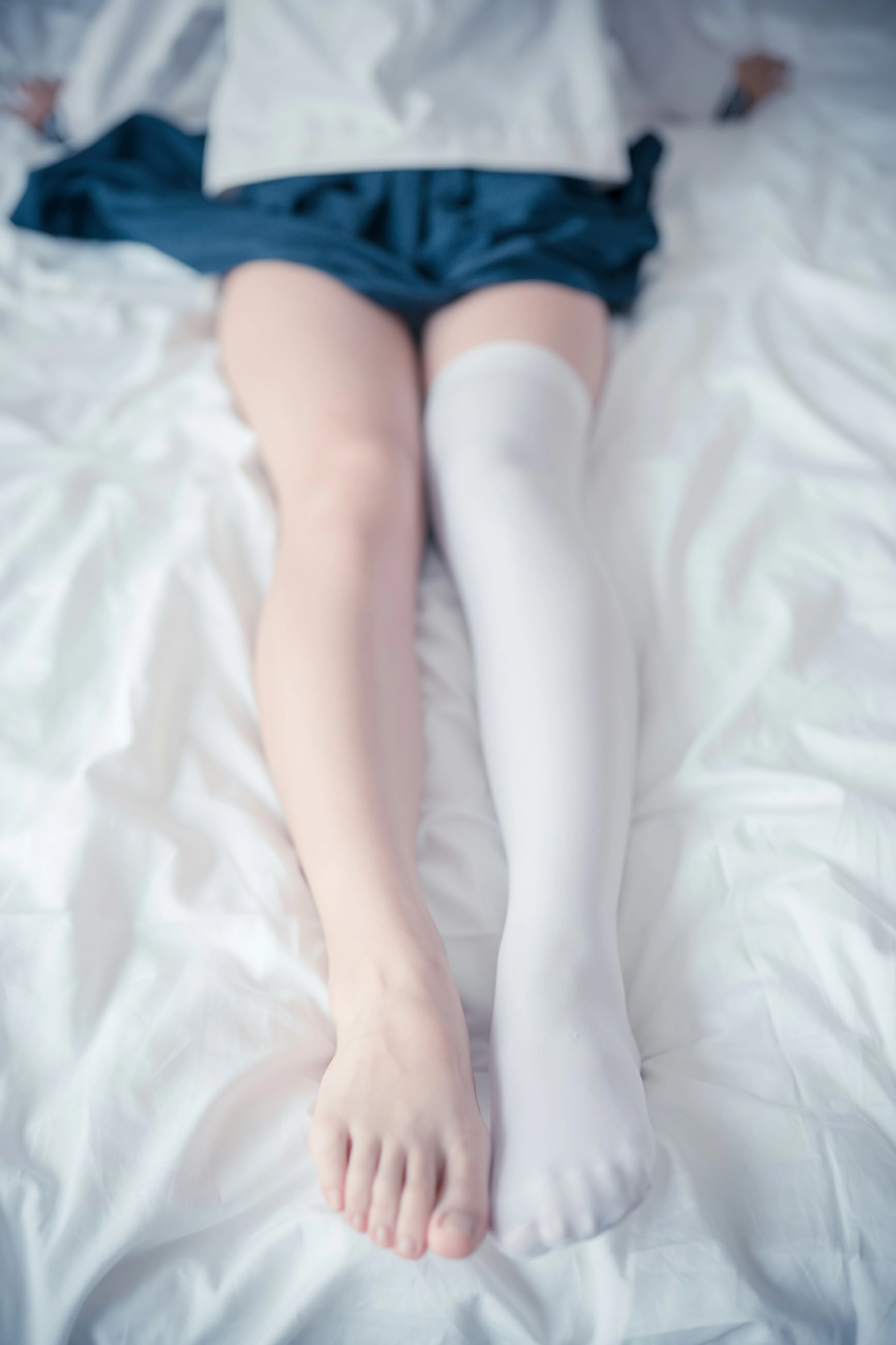 [兔玩映画]B63.005 室内少女小学妹 白色JK制服与短裙加白色丝袜美腿性感私房写真集,