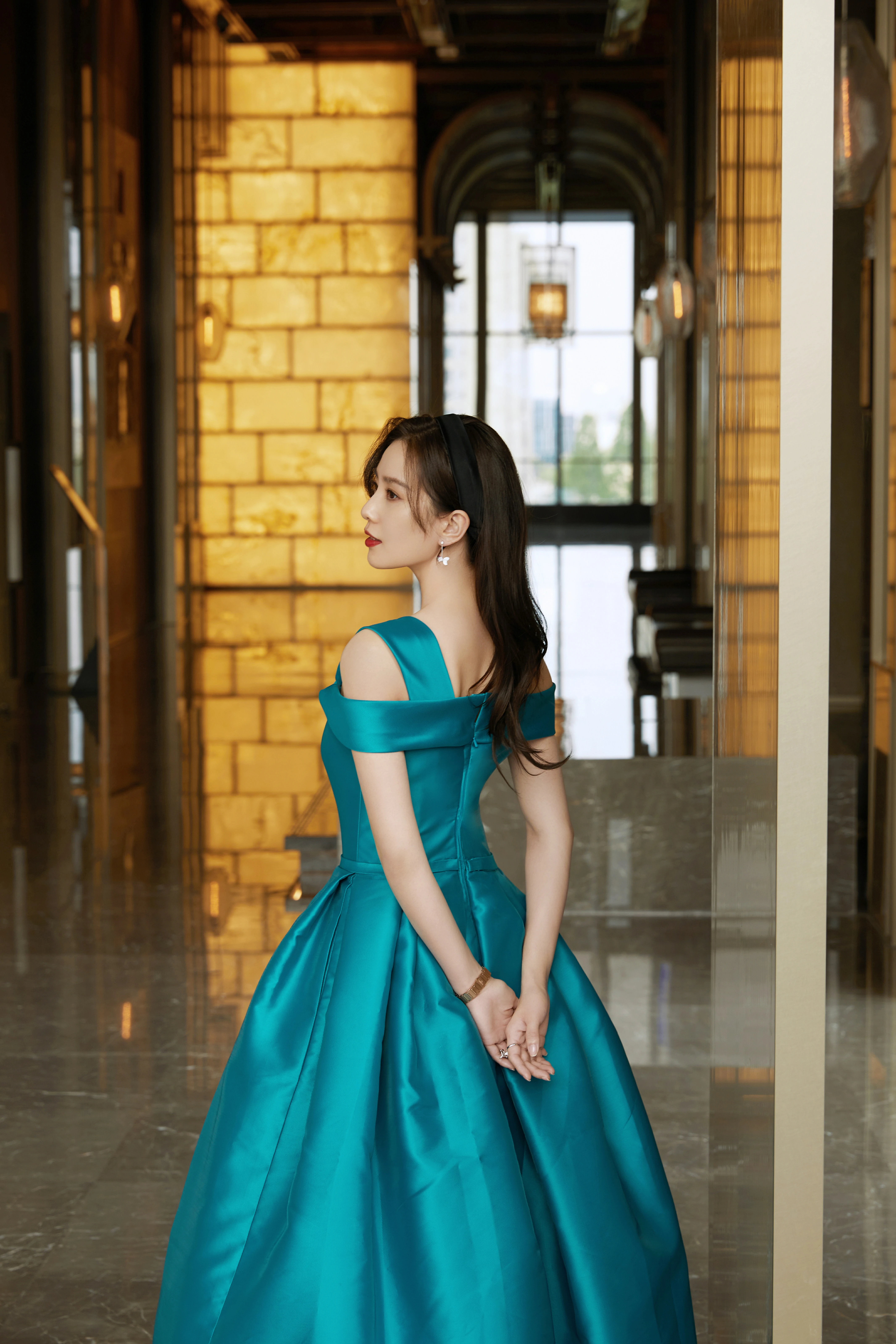 刘诗诗绿裙装好似迪士尼在逃公主练过芭蕾的气质就是优雅,