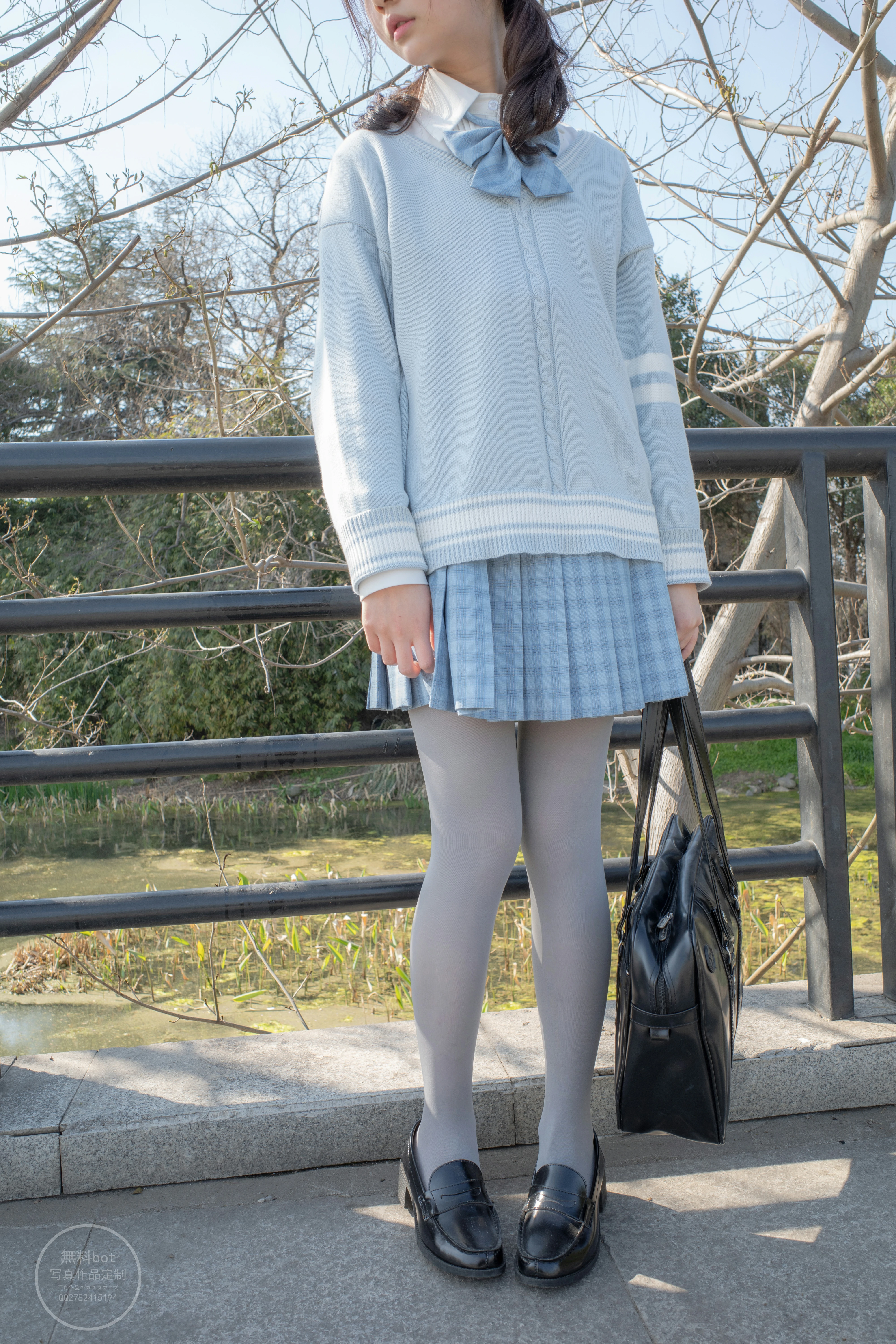 [森萝财团]有料NO.030 清纯少女小学妹 白色JK制服与蓝色短裙加灰丝美腿性感私房写真集,