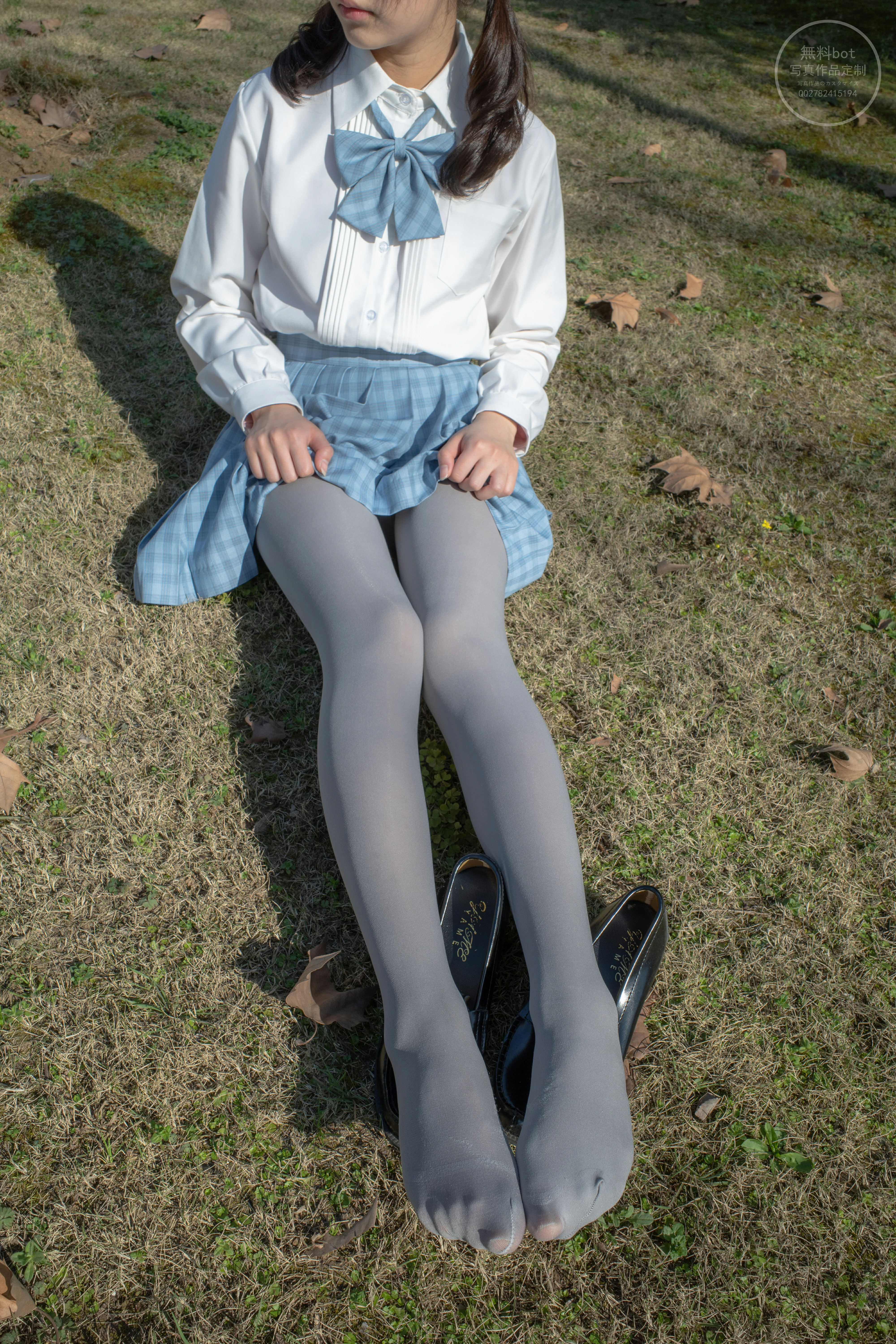 [森萝财团]有料NO.030 清纯少女小学妹 白色JK制服与蓝色短裙加灰丝美腿性感私房写真集,