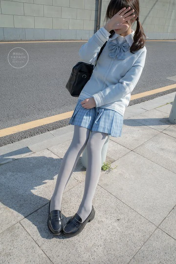 [森萝财团]有料NO.030 清纯少女小学妹 白色JK制服与蓝色短裙加灰丝美腿性感私房