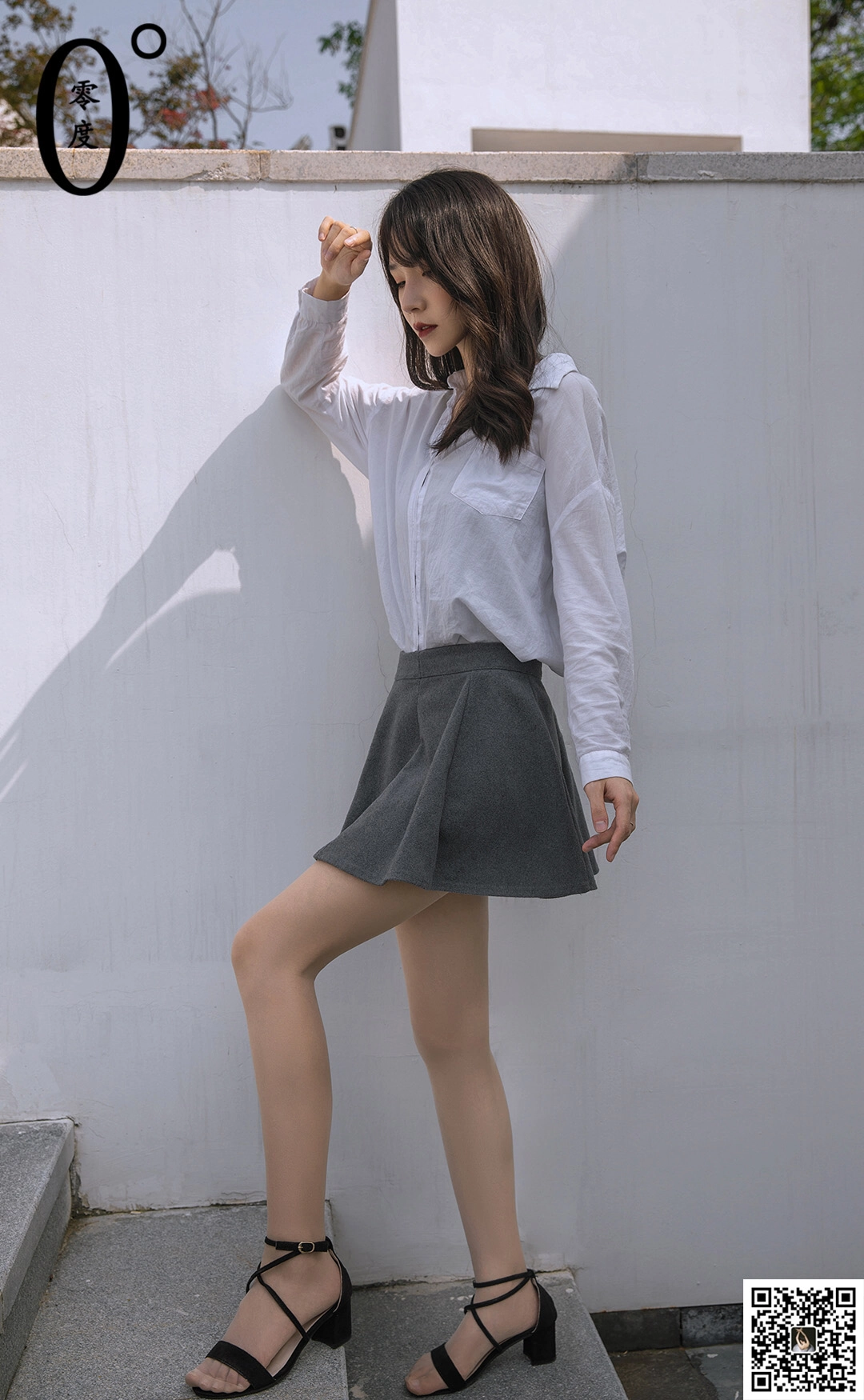 [LD零度摄影]NO.020 模特青草 白色衬衫与灰色短裙加肉丝美腿玉足性感私房写真集,